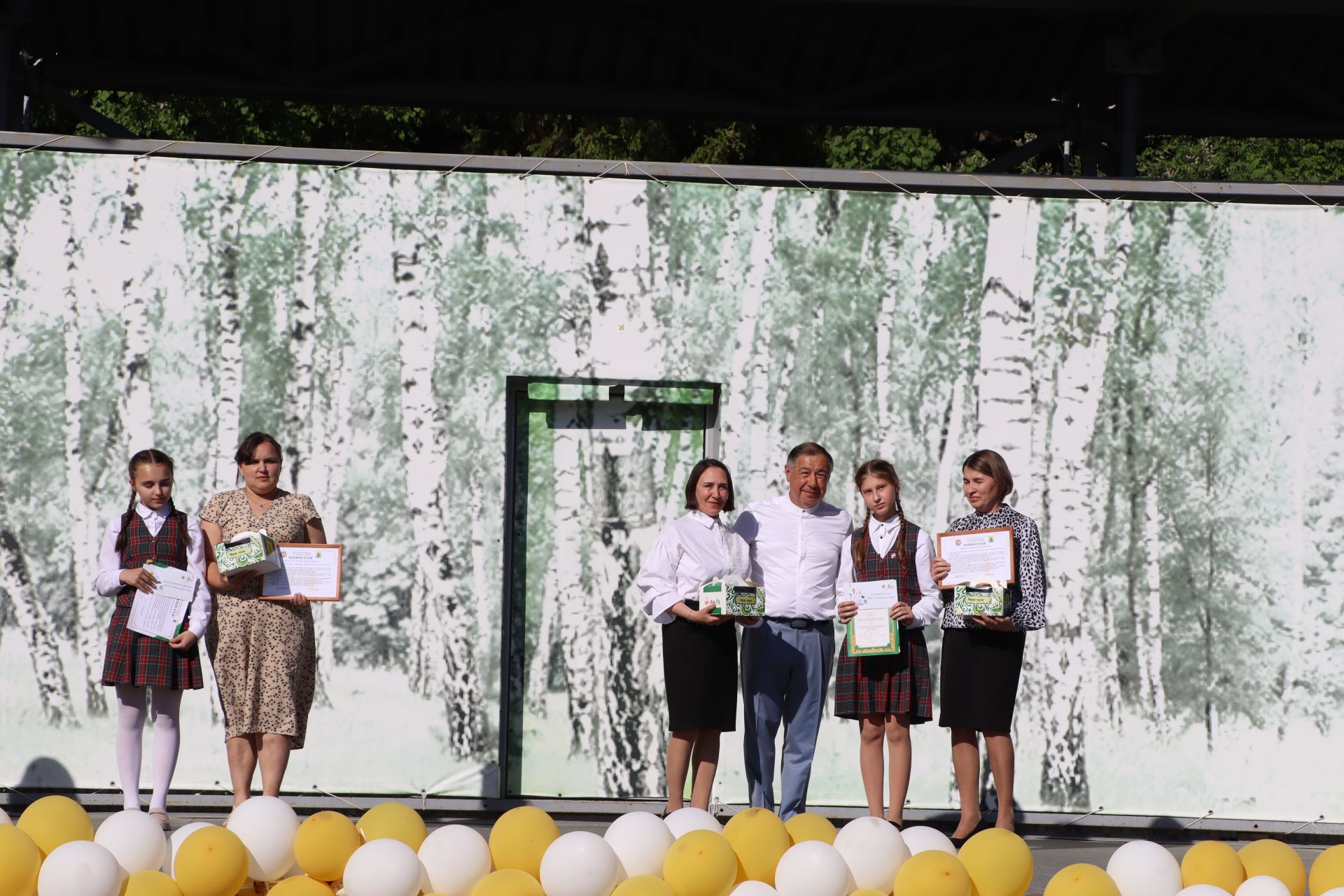 “Сабантуй” спорт-мәдәни комплексында Бөтенроссия конкурсларының муниципаль этабында җиңүче укытучы-тәрбиячеләр, район, республика фән олимпиадаларында катнашып күркәм уңышларга ирешкән укучылар һәм аларның әти-әниләре  хөрмәтләнде