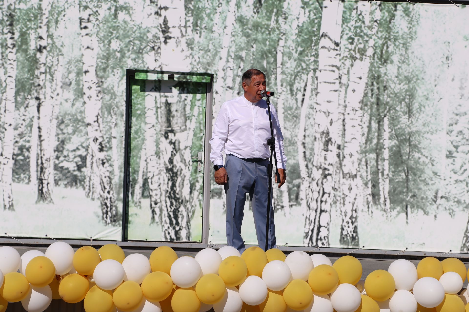 “Сабантуй” спорт-мәдәни комплексында Бөтенроссия конкурсларының муниципаль этабында җиңүче укытучы-тәрбиячеләр, район, республика фән олимпиадаларында катнашып күркәм уңышларга ирешкән укучылар һәм аларның әти-әниләре  хөрмәтләнде