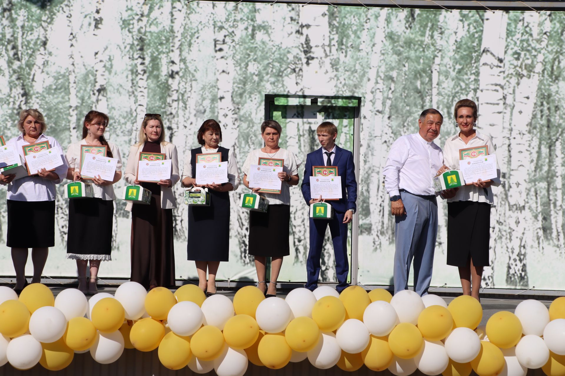 “Сабантуй” спорт-мәдәни комплексында Бөтенроссия конкурсларының муниципаль этабында җиңүче укытучы-тәрбиячеләр, район, республика фән олимпиадаларында катнашып күркәм уңышларга ирешкән укучылар һәм аларның әти-әниләре  хөрмәтләнде