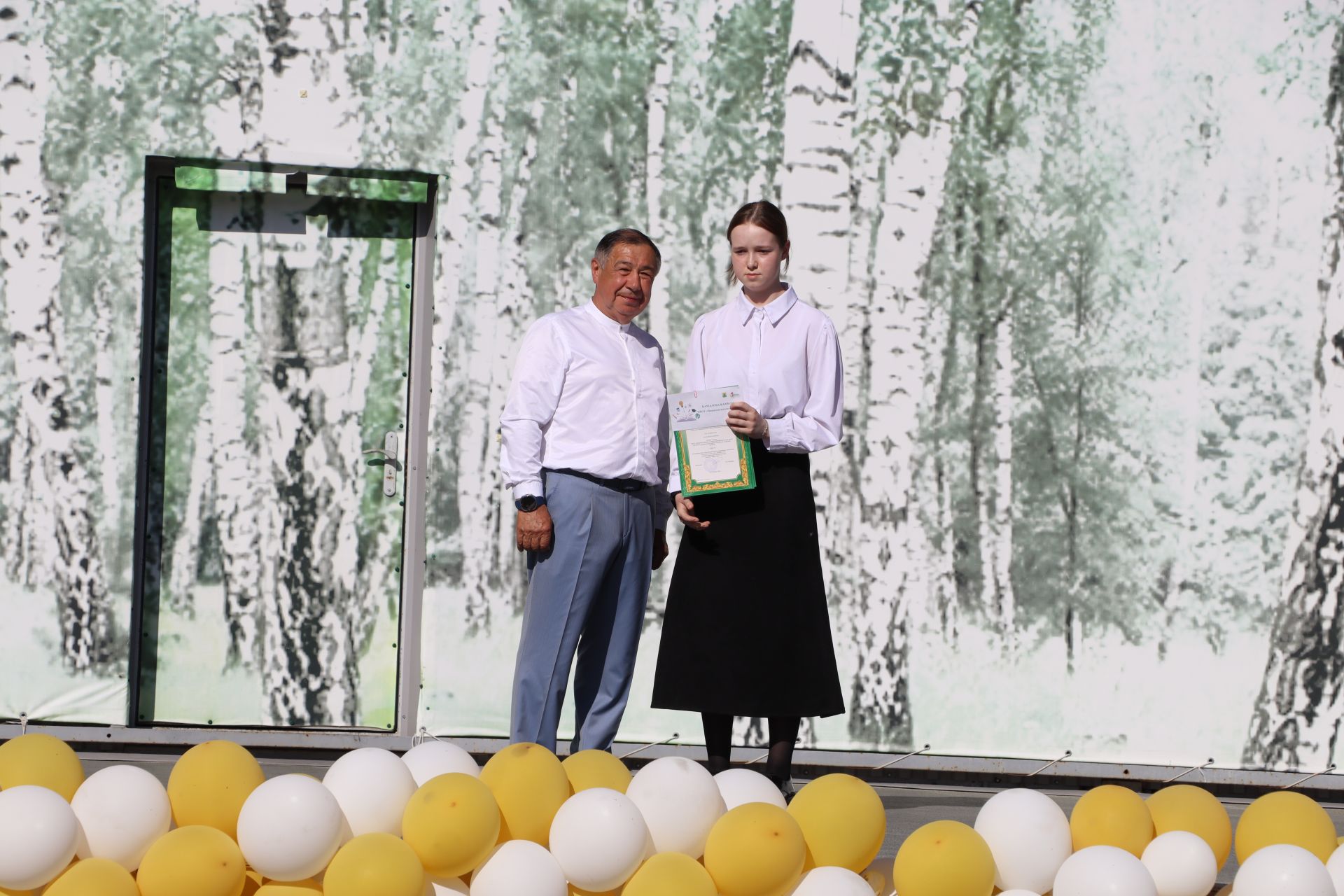 “Сабантуй” спорт-мәдәни комплексында Бөтенроссия конкурсларының муниципаль этабында җиңүче укытучы-тәрбиячеләр, район, республика фән олимпиадаларында катнашып күркәм уңышларга ирешкән укучылар һәм аларның әти-әниләре  хөрмәтләнде