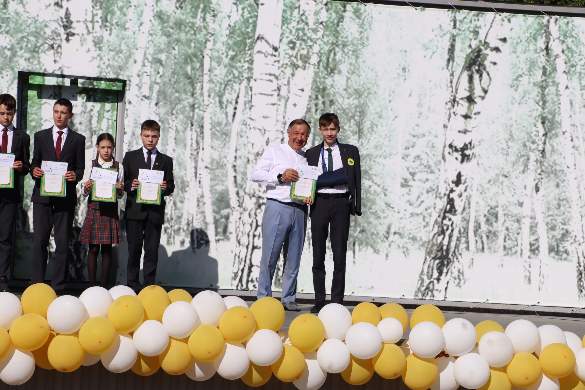 “Сабантуй” спорт-мәдәни комплексында Бөтенроссия конкурсларының муниципаль этабында җиңүче укытучы-тәрбиячеләр, район, республика фән олимпиадаларында катнашып күркәм уңышларга ирешкән укучылар һәм аларның әти-әниләре  хөрмәтләнде