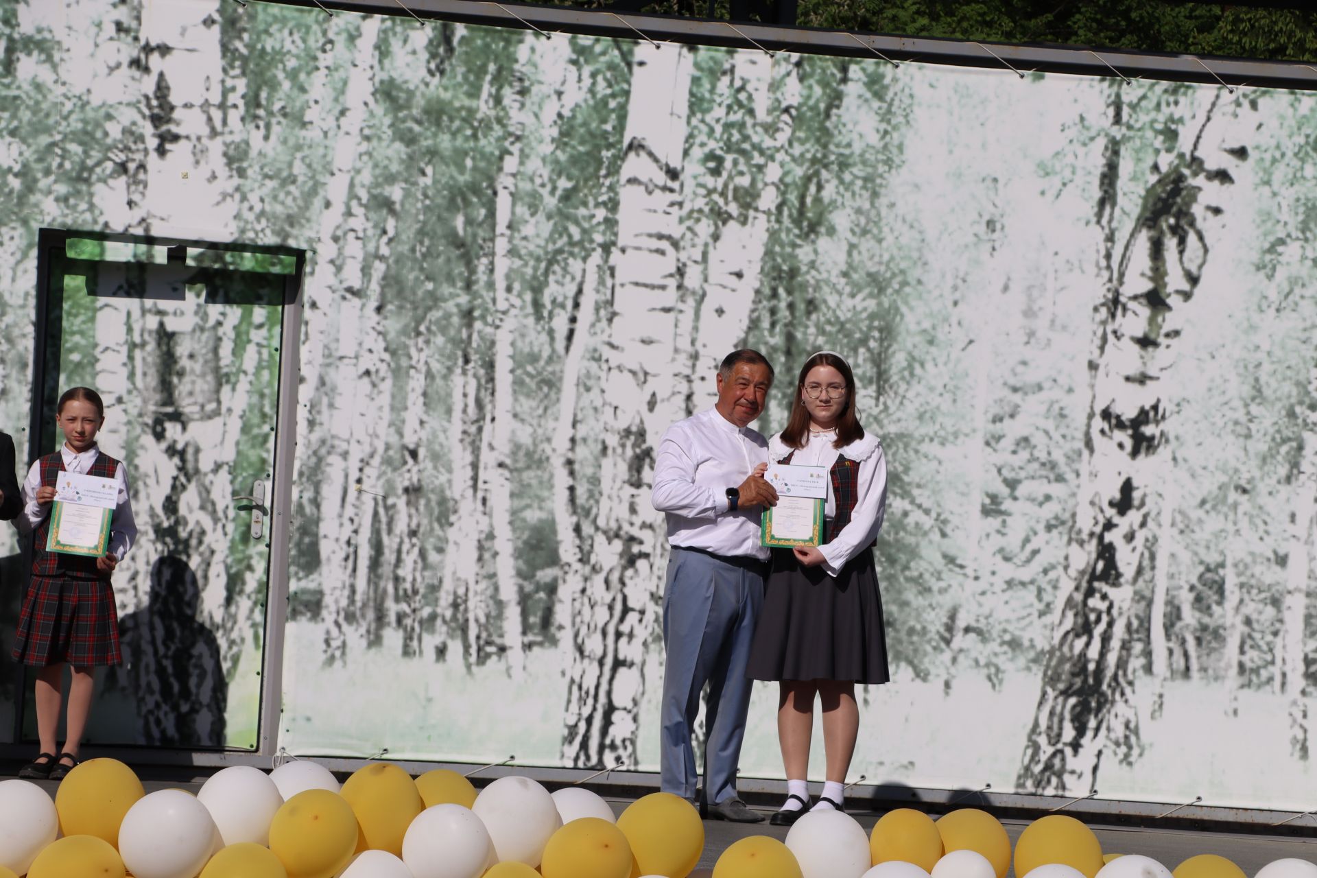 “Сабантуй” спорт-мәдәни комплексында Бөтенроссия конкурсларының муниципаль этабында җиңүче укытучы-тәрбиячеләр, район, республика фән олимпиадаларында катнашып күркәм уңышларга ирешкән укучылар һәм аларның әти-әниләре  хөрмәтләнде