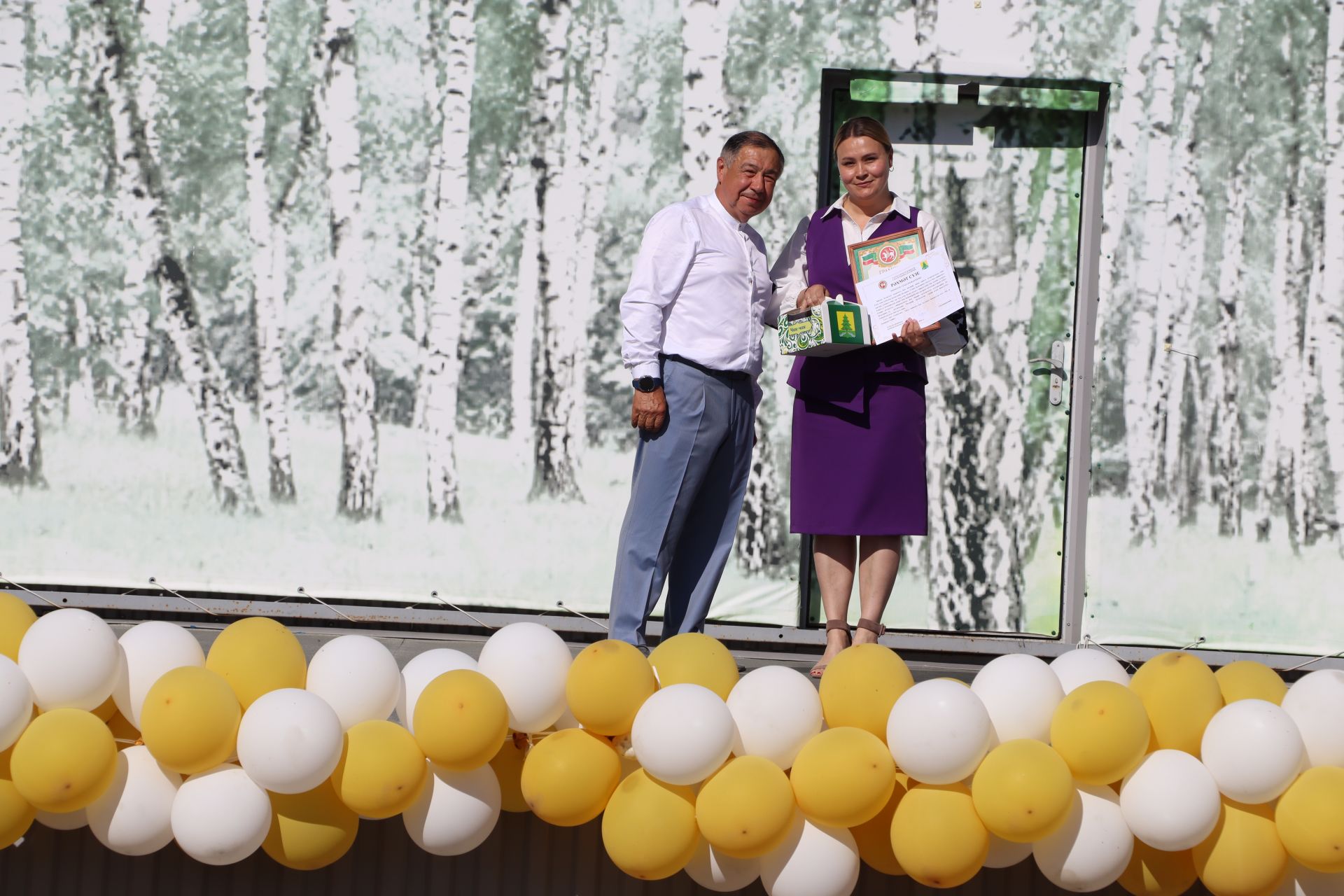 “Сабантуй” спорт-мәдәни комплексында Бөтенроссия конкурсларының муниципаль этабында җиңүче укытучы-тәрбиячеләр, район, республика фән олимпиадаларында катнашып күркәм уңышларга ирешкән укучылар һәм аларның әти-әниләре  хөрмәтләнде