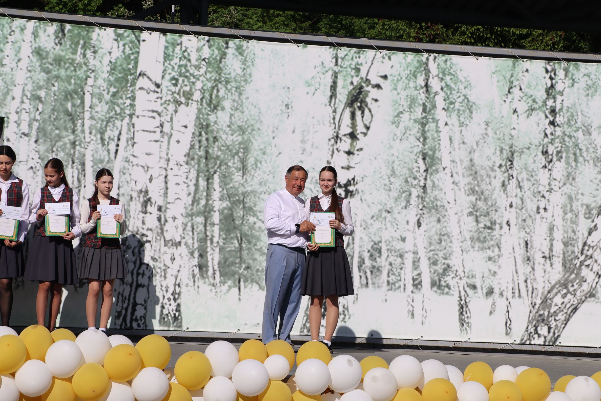 “Сабантуй” спорт-мәдәни комплексында Бөтенроссия конкурсларының муниципаль этабында җиңүче укытучы-тәрбиячеләр, район, республика фән олимпиадаларында катнашып күркәм уңышларга ирешкән укучылар һәм аларның әти-әниләре  хөрмәтләнде