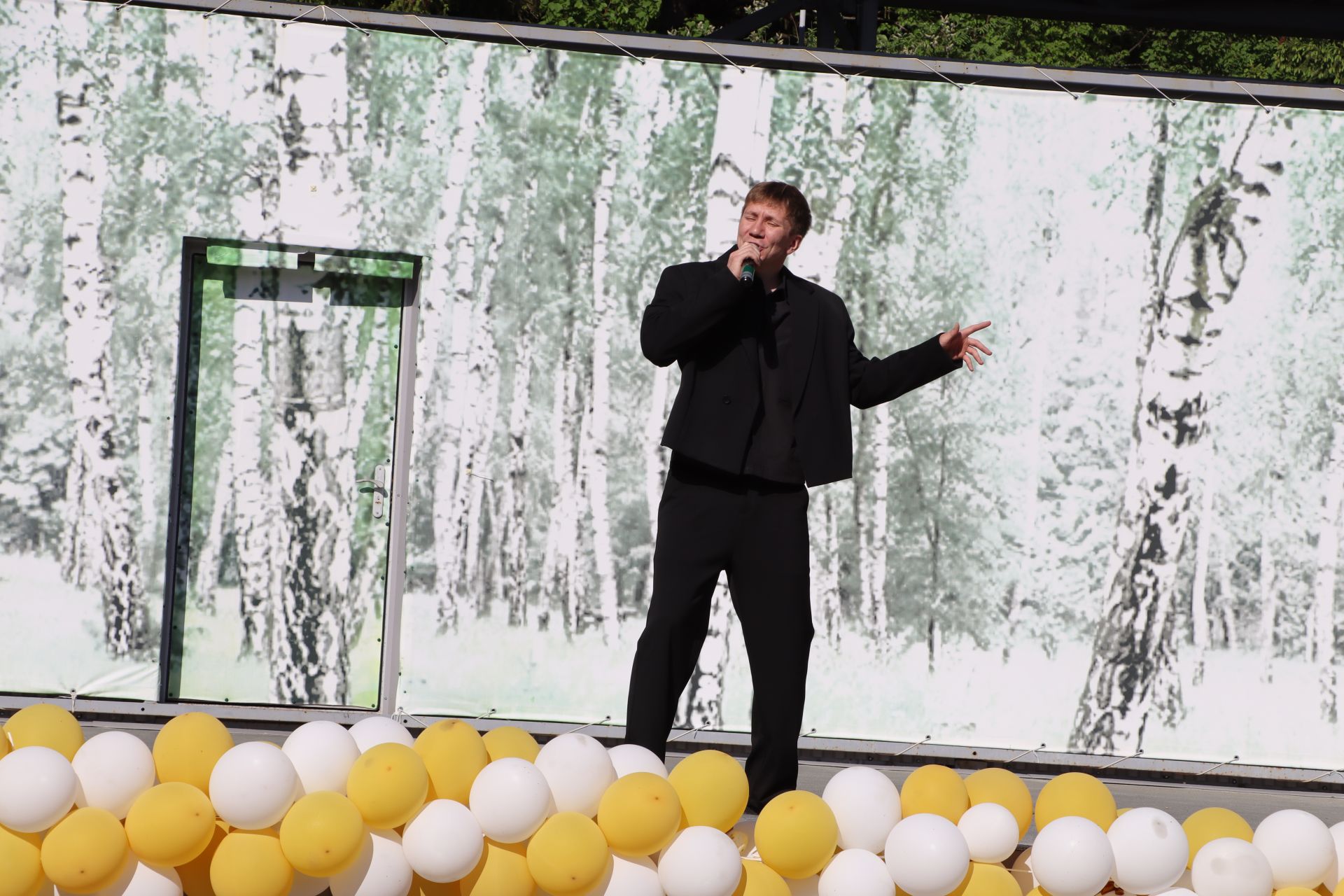 “Сабантуй” спорт-мәдәни комплексында Бөтенроссия конкурсларының муниципаль этабында җиңүче укытучы-тәрбиячеләр, район, республика фән олимпиадаларында катнашып күркәм уңышларга ирешкән укучылар һәм аларның әти-әниләре  хөрмәтләнде