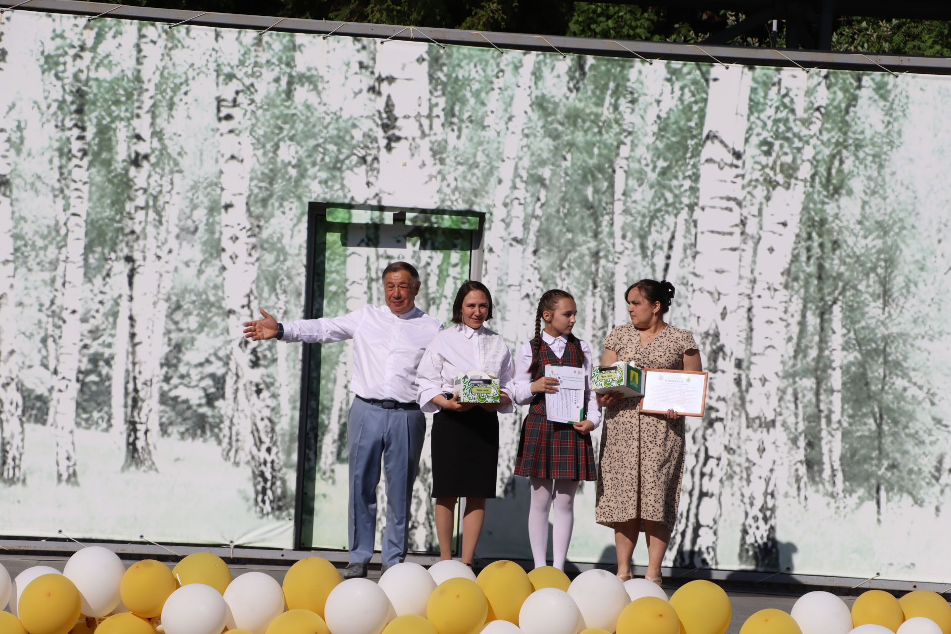 “Сабантуй” спорт-мәдәни комплексында Бөтенроссия конкурсларының муниципаль этабында җиңүче укытучы-тәрбиячеләр, район, республика фән олимпиадаларында катнашып күркәм уңышларга ирешкән укучылар һәм аларның әти-әниләре  хөрмәтләнде