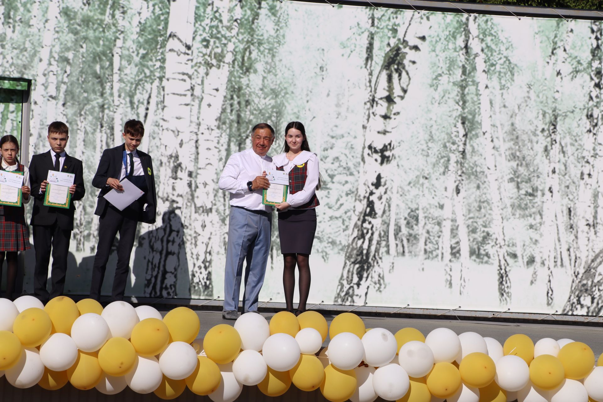 “Сабантуй” спорт-мәдәни комплексында Бөтенроссия конкурсларының муниципаль этабында җиңүче укытучы-тәрбиячеләр, район, республика фән олимпиадаларында катнашып күркәм уңышларга ирешкән укучылар һәм аларның әти-әниләре  хөрмәтләнде