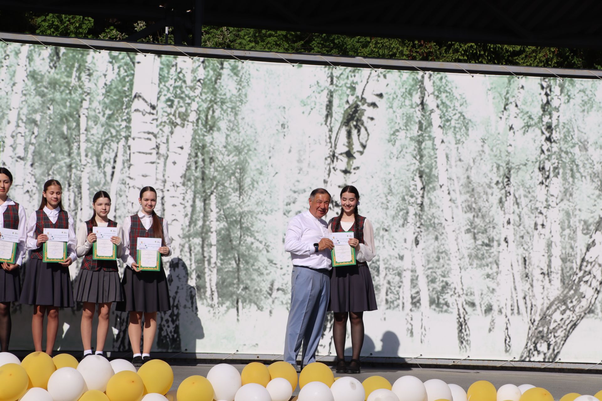 “Сабантуй” спорт-мәдәни комплексында Бөтенроссия конкурсларының муниципаль этабында җиңүче укытучы-тәрбиячеләр, район, республика фән олимпиадаларында катнашып күркәм уңышларга ирешкән укучылар һәм аларның әти-әниләре  хөрмәтләнде