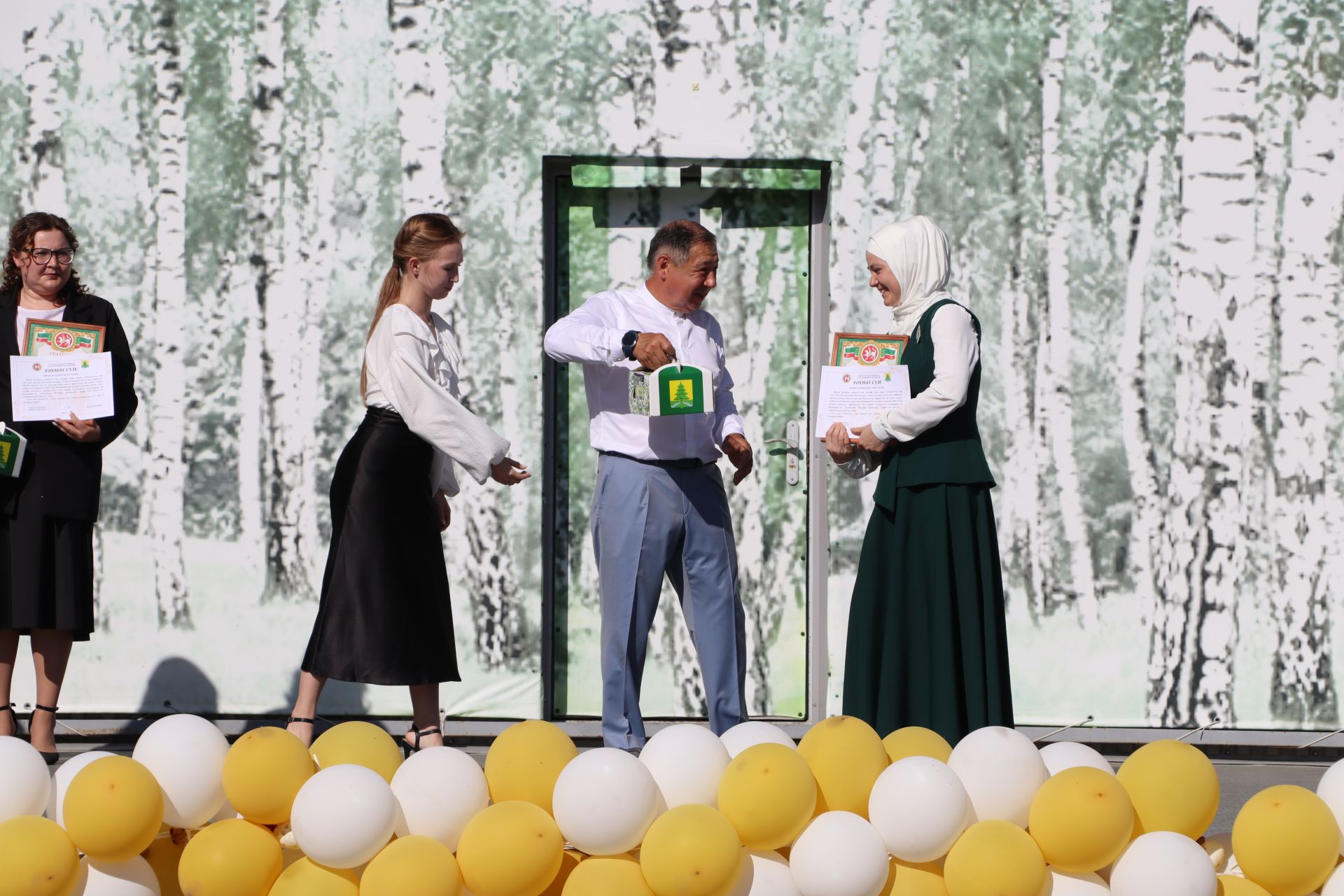 “Сабантуй” спорт-мәдәни комплексында Бөтенроссия конкурсларының муниципаль этабында җиңүче укытучы-тәрбиячеләр, район, республика фән олимпиадаларында катнашып күркәм уңышларга ирешкән укучылар һәм аларның әти-әниләре  хөрмәтләнде