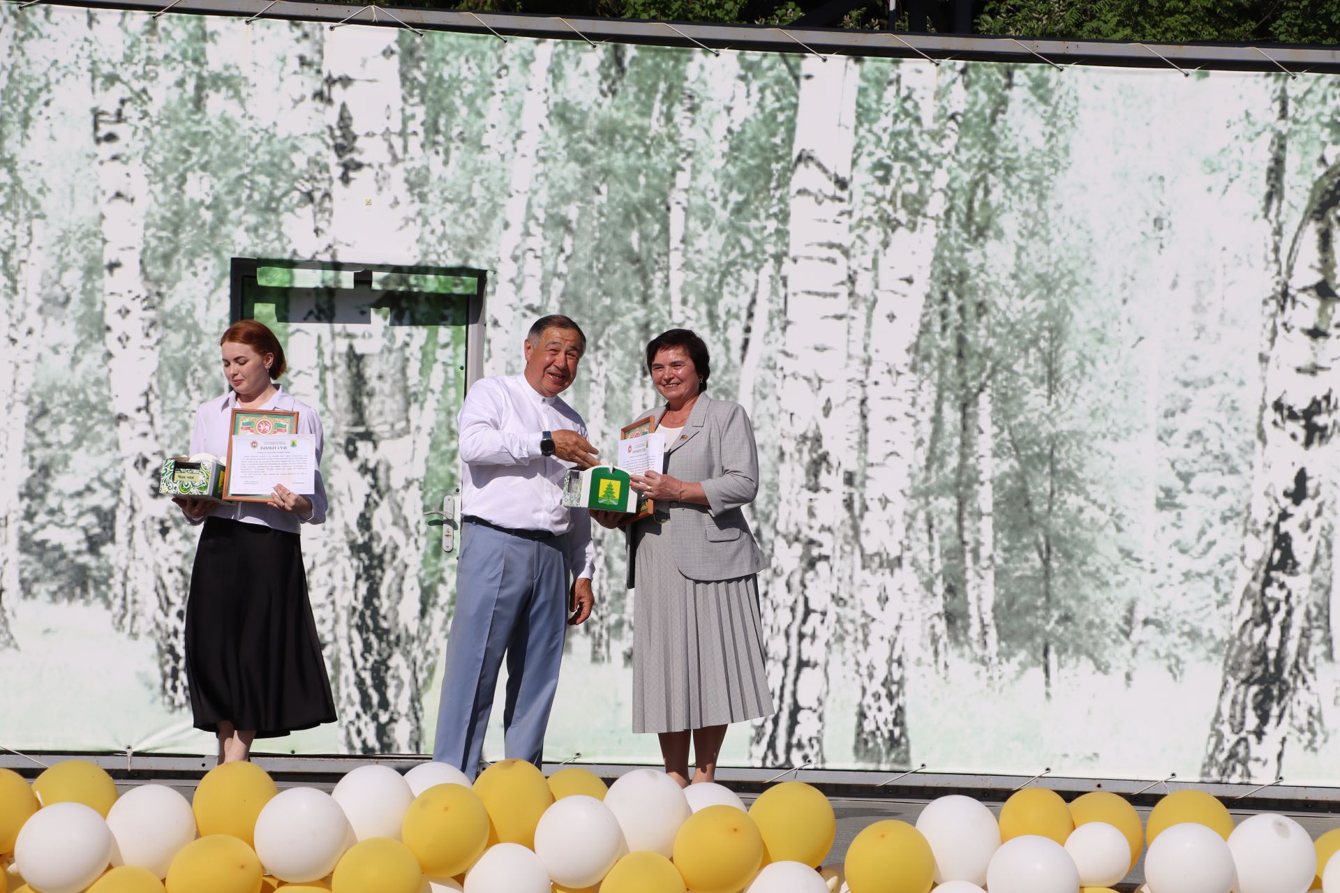 “Сабантуй” спорт-мәдәни комплексында Бөтенроссия конкурсларының муниципаль этабында җиңүче укытучы-тәрбиячеләр, район, республика фән олимпиадаларында катнашып күркәм уңышларга ирешкән укучылар һәм аларның әти-әниләре  хөрмәтләнде