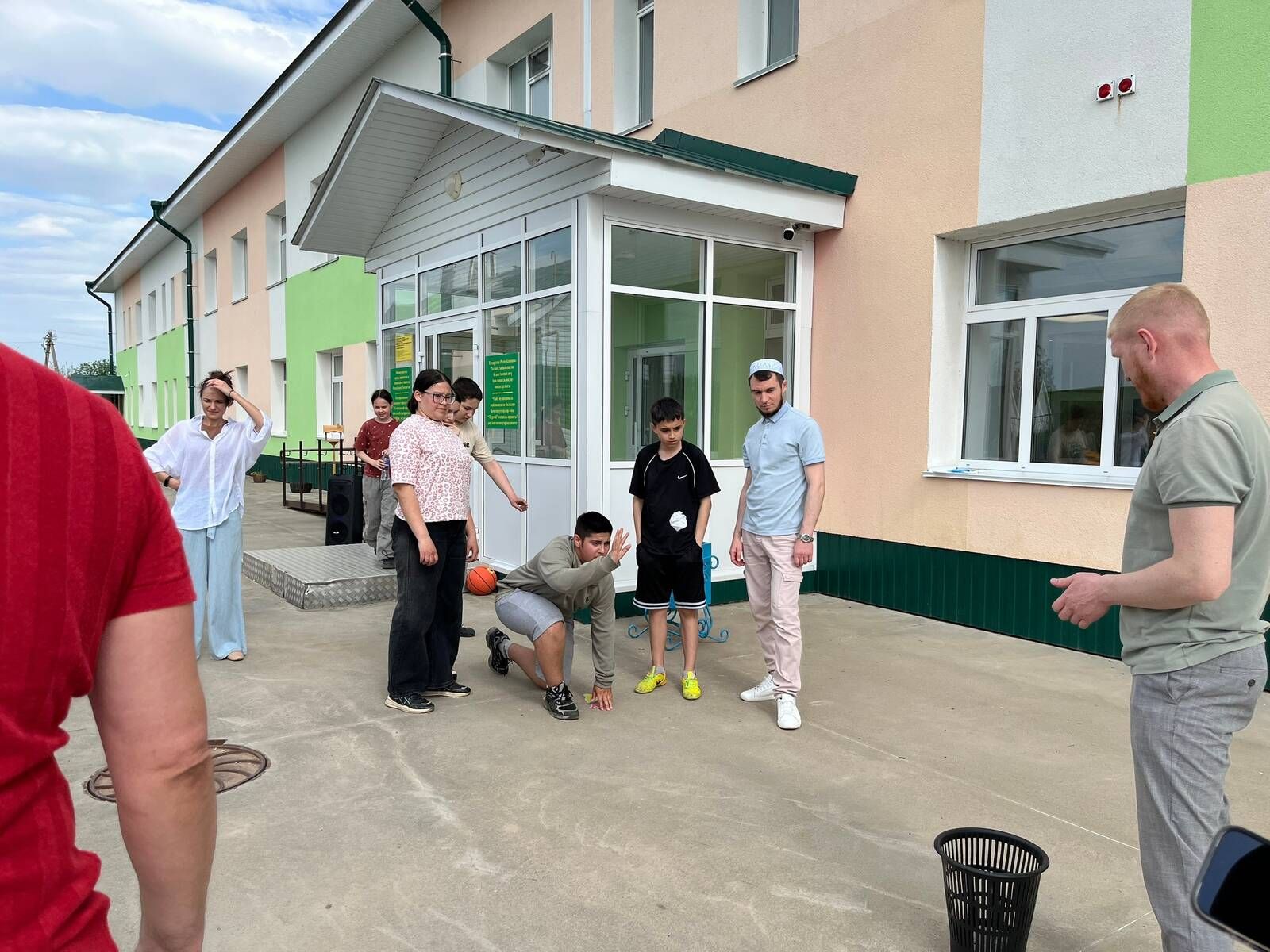 «Тургай» балалар приюты тәрбияләнүчеләренә «Киләчәккә ышаныч белән» хәйрия фонды вәкилләре бәйрәм бүләк итте (фоторепортаж)