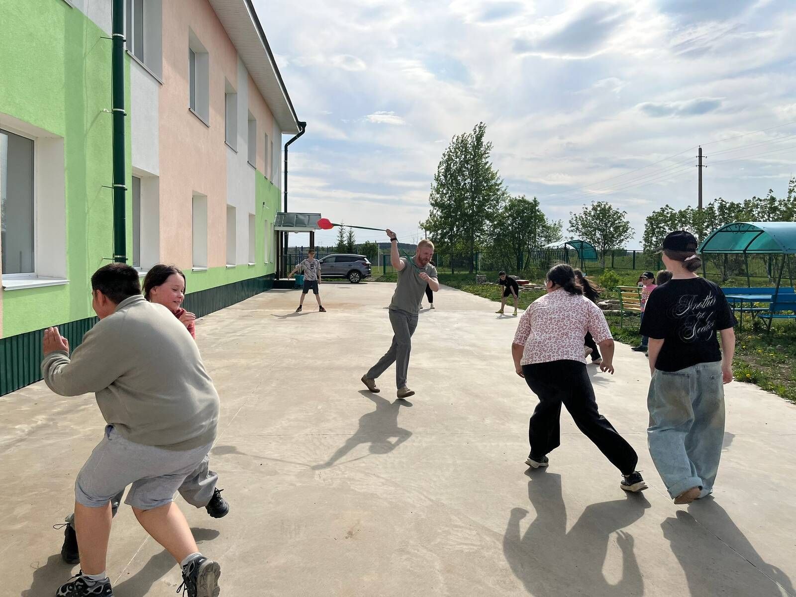 «Тургай» балалар приюты тәрбияләнүчеләренә «Киләчәккә ышаныч белән» хәйрия фонды вәкилләре бәйрәм бүләк итте (фоторепортаж)