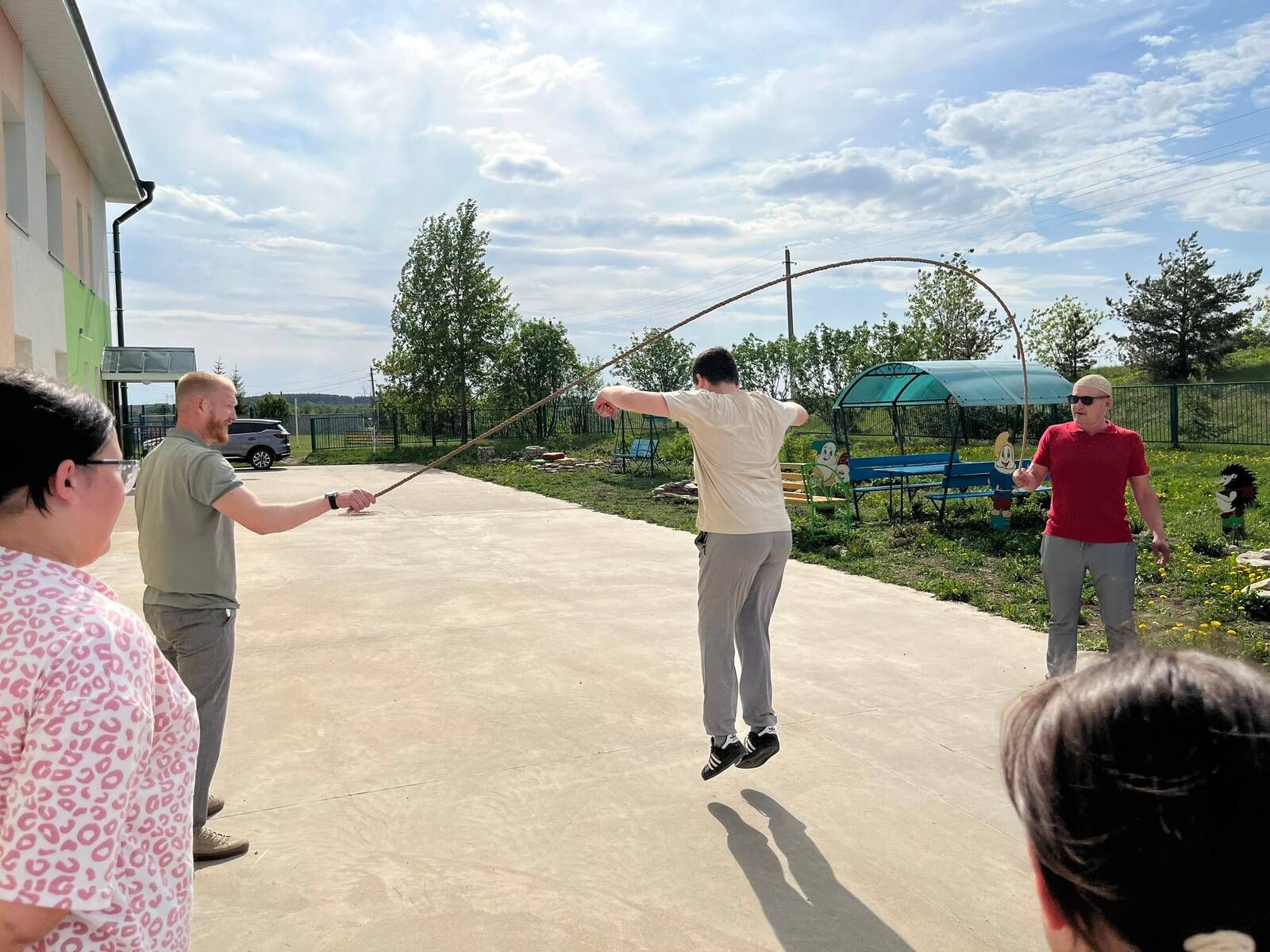 «Тургай» балалар приюты тәрбияләнүчеләренә «Киләчәккә ышаныч белән» хәйрия фонды вәкилләре бәйрәм бүләк итте