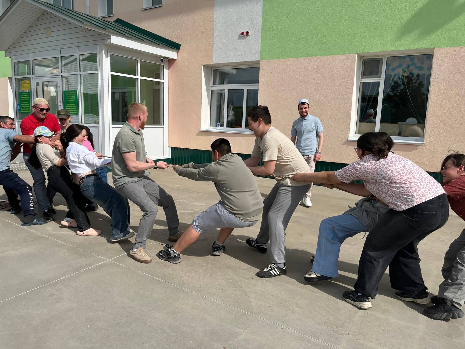 «Тургай» балалар приюты тәрбияләнүчеләренә «Киләчәккә ышаныч белән» хәйрия фонды вәкилләре бәйрәм бүләк итте (фоторепортаж)