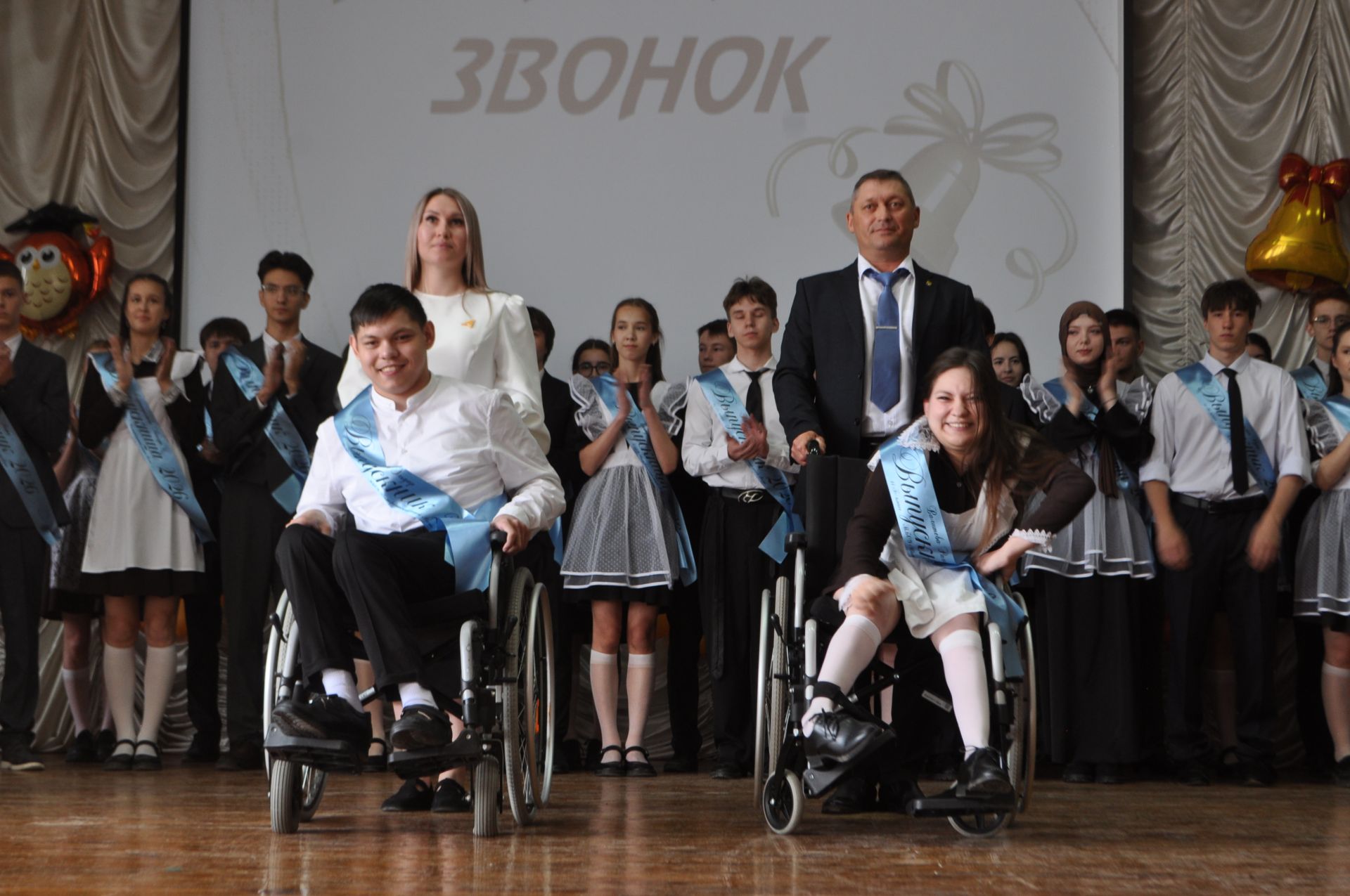 Лицейда соңгы кыңгырау чыңлады: яшьлеккә, өметләргә юл ачык