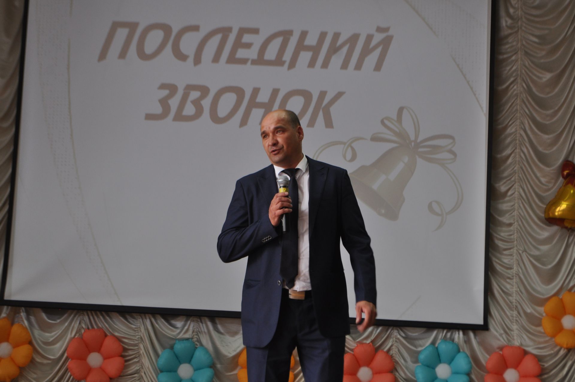 Лицейда соңгы кыңгырау чыңлады: яшьлеккә, өметләргә юл ачык