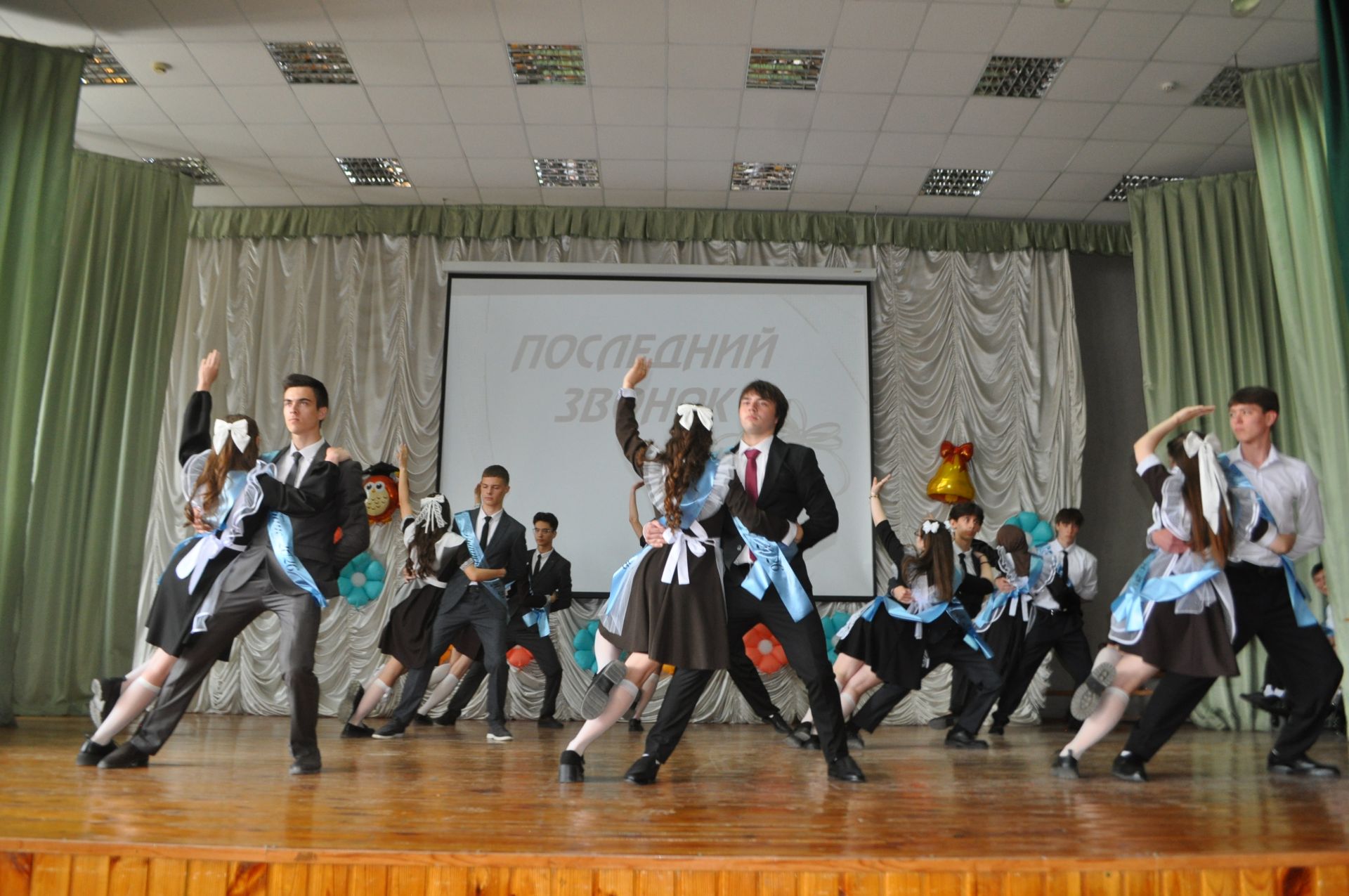 Лицейда соңгы кыңгырау чыңлады: яшьлеккә, өметләргә юл ачык