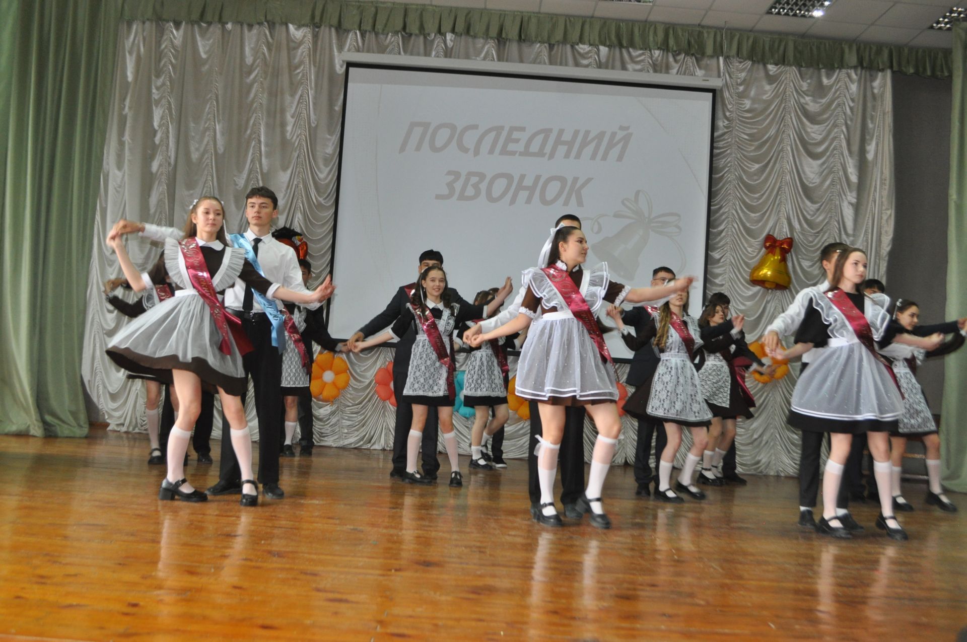 Лицейда соңгы кыңгырау чыңлады: яшьлеккә, өметләргә юл ачык