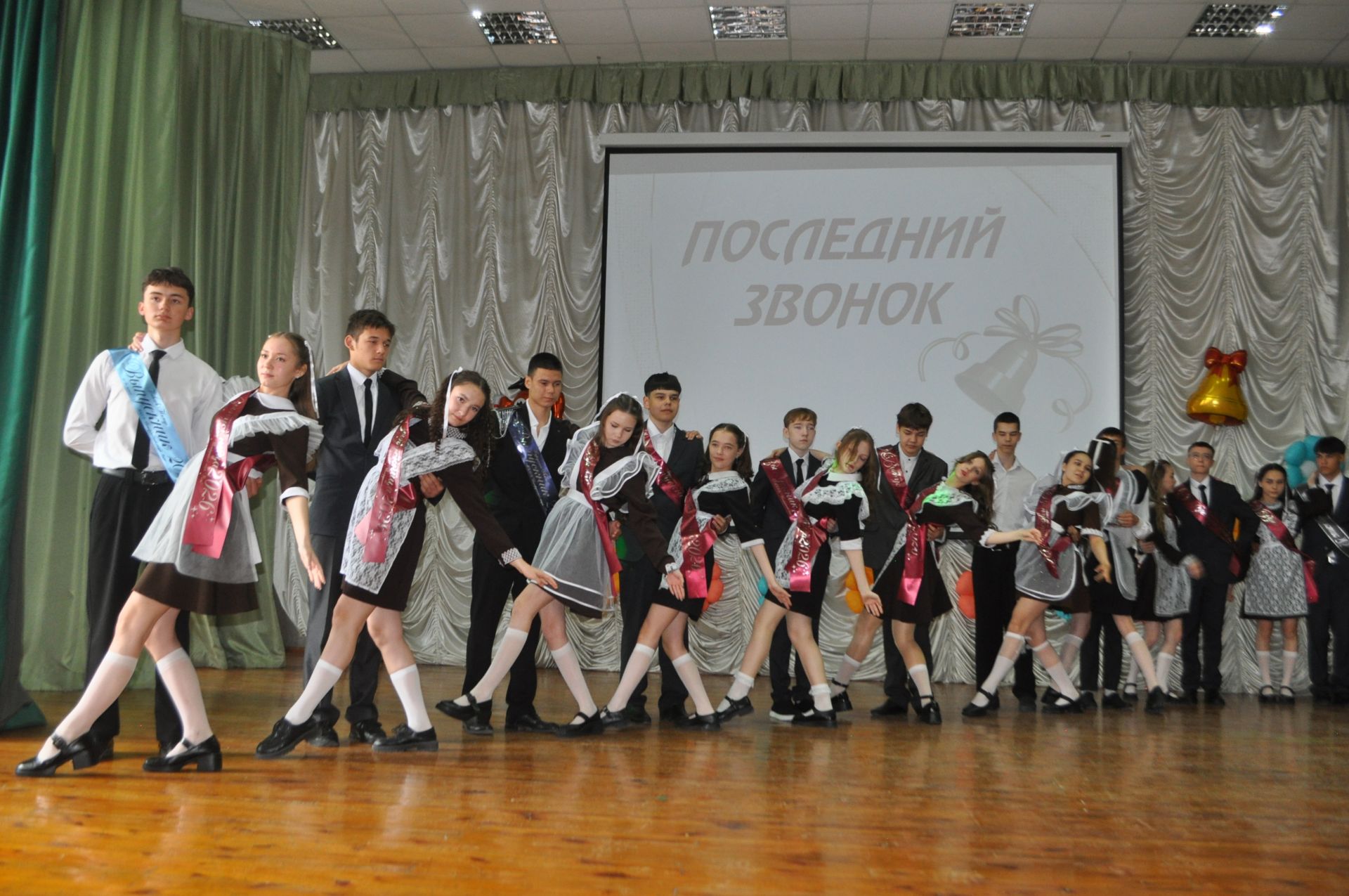 Лицейда соңгы кыңгырау чыңлады: яшьлеккә, өметләргә юл ачык