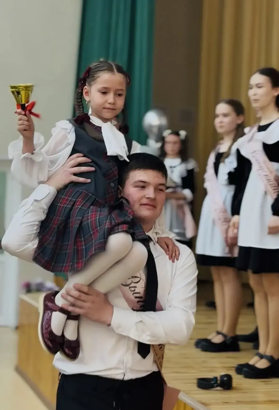 Бүген Саба гимназиясенең  XI сыйныфын тәмамлаучы 19 укучы өчен  соңгы кыңгырау чыңлады.