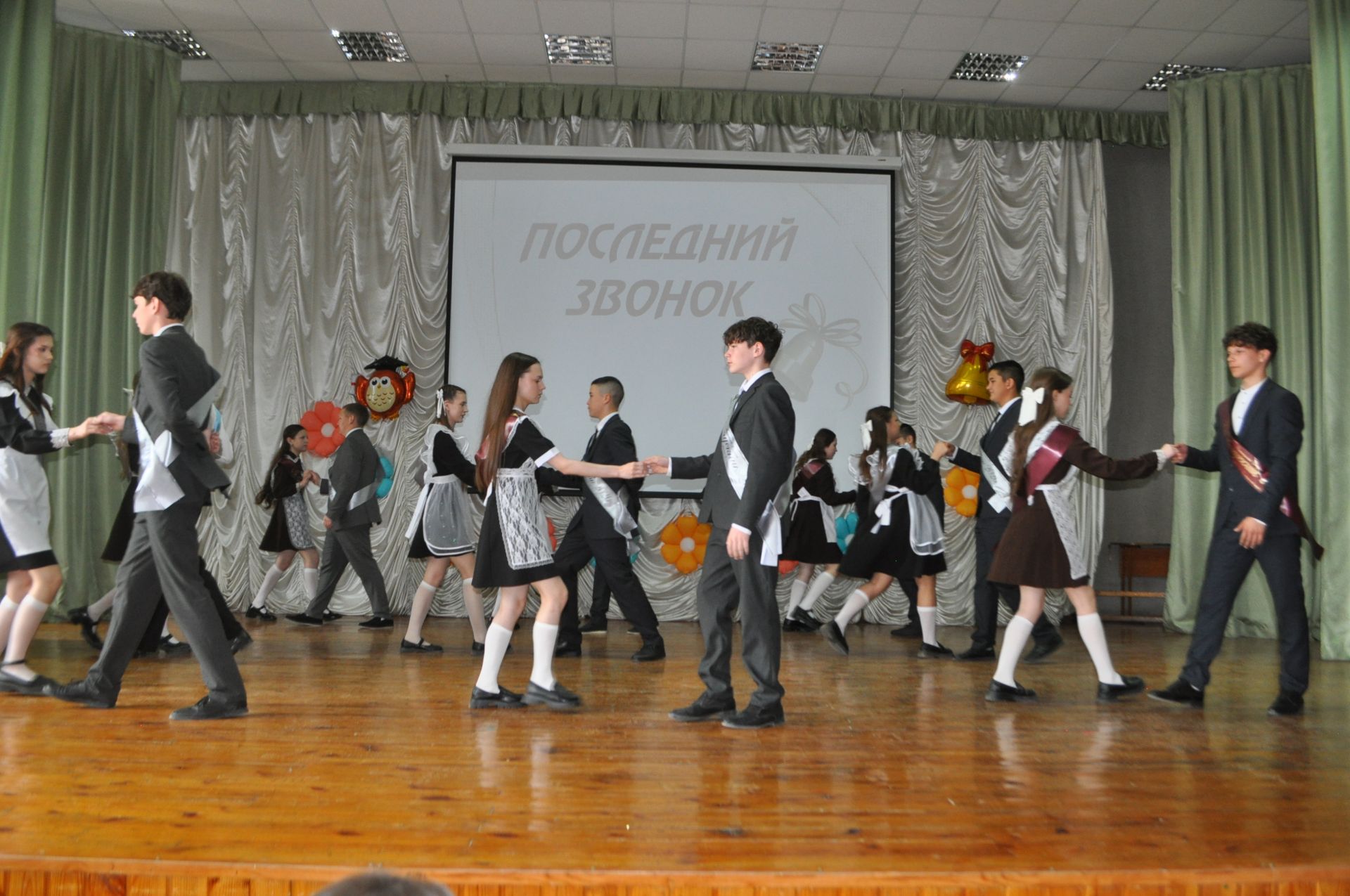 Лицейда соңгы кыңгырау чыңлады: яшьлеккә, өметләргә юл ачык