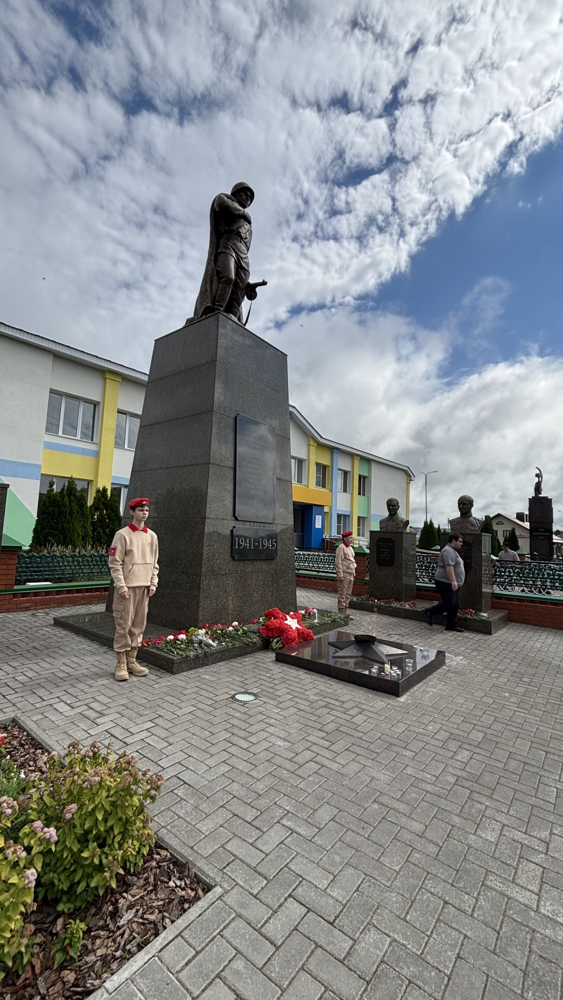 Кайгы һәм Хәтер көне  Һәлак булганнар истәлегенә лаеклы булыйк (фоторепортаж)