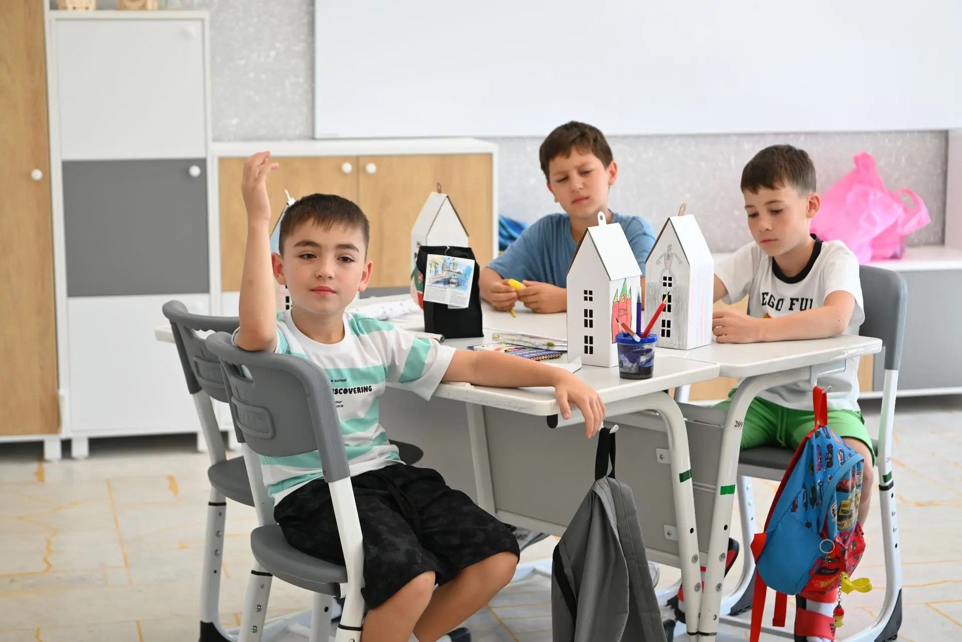 Саба укучылары югары технологияләр, робот техникасы һәм цифрлы иҗат сменасында ял итә