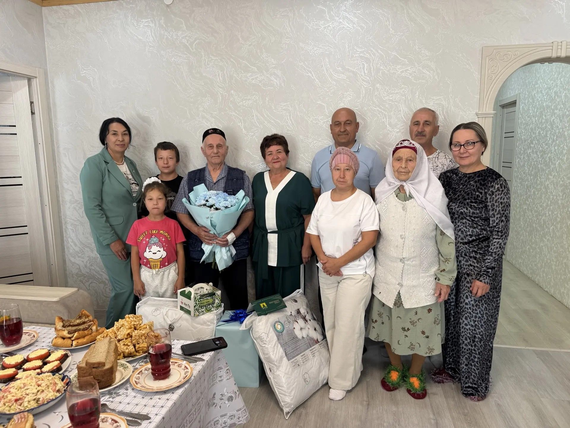 Тенеки авылында гомер кичерүче Шәмсетдинов Ризван Зәкуан улы үзенең 90 яшьлек олуг юбилеен билгеләп үтте