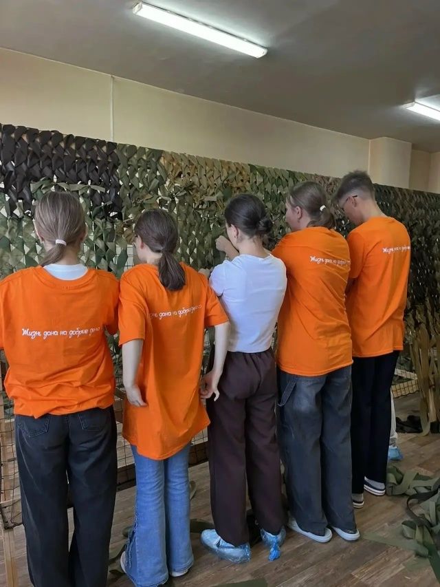 Саба волонтерлары  маскировка челтәрләре үреп, ярдәм күрсәтте