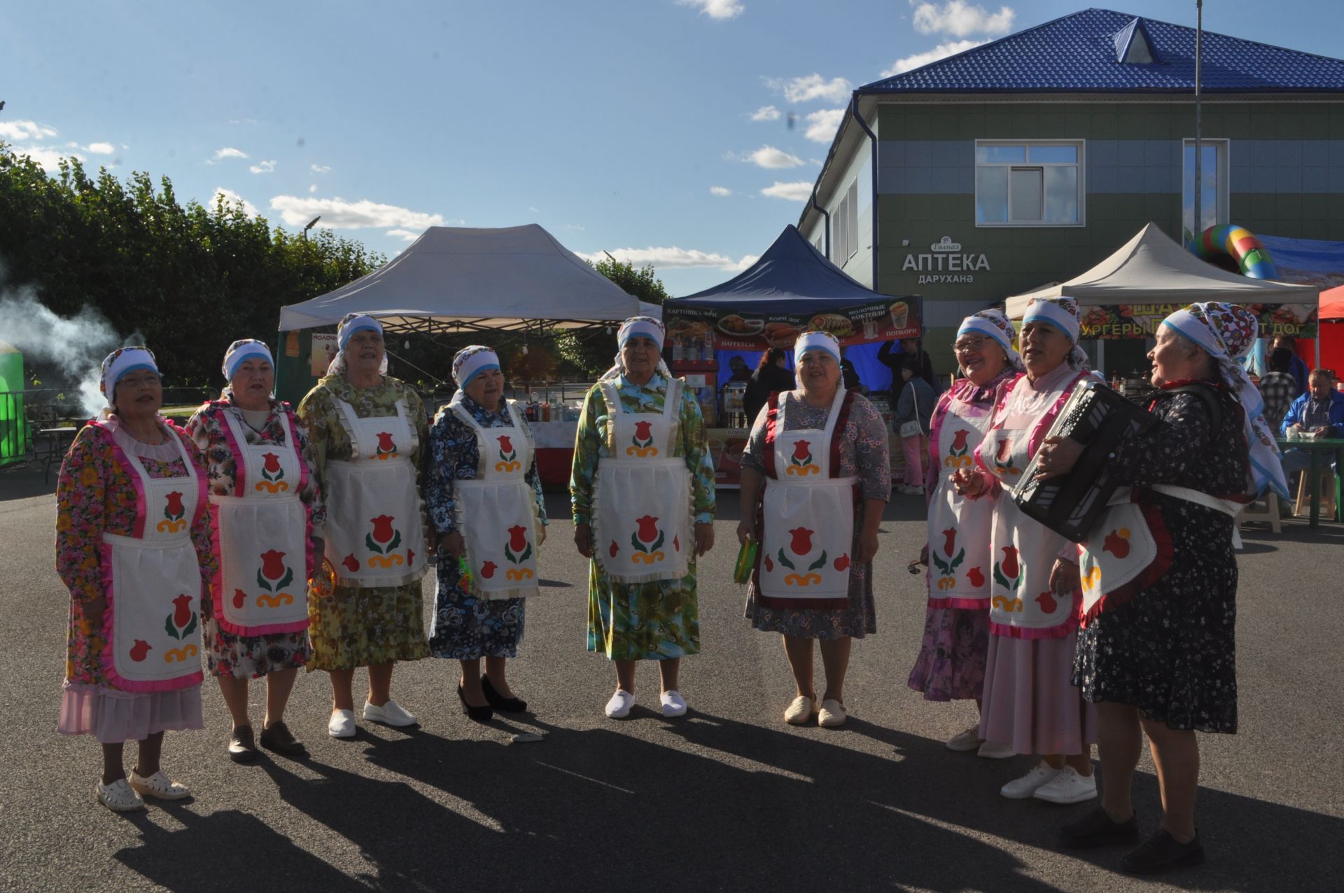 Үзәк мәйданны районыбызның фольклор коллективлары чыгышы бизәде