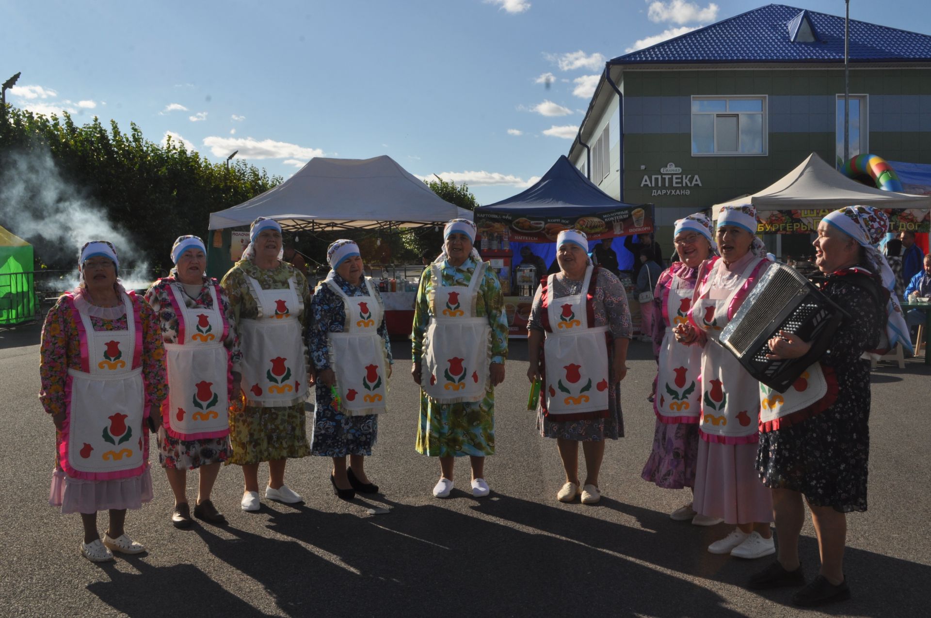Үзәк мәйданны районыбызның фольклор коллективлары чыгышы бизәде