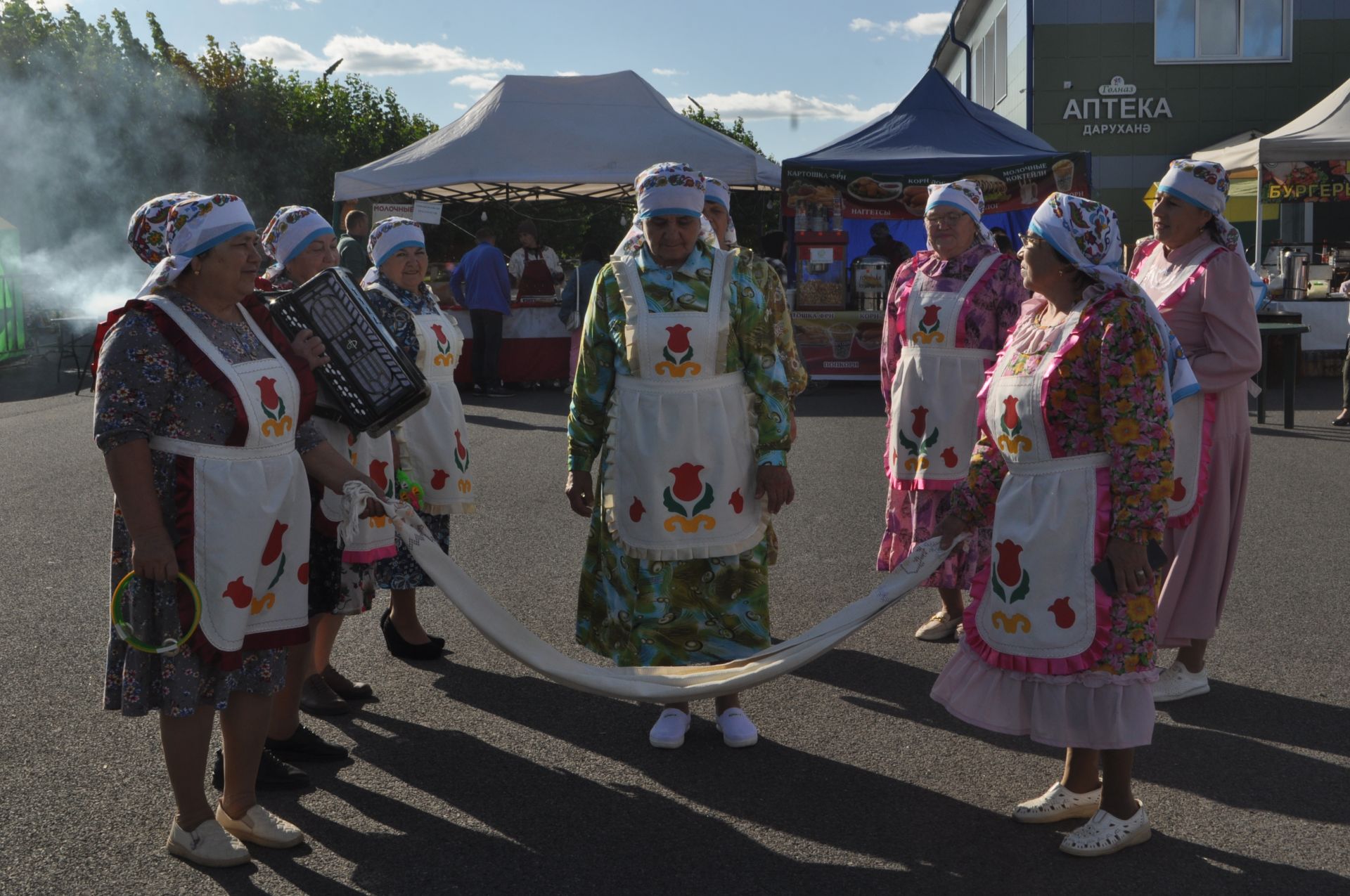 Үзәк мәйданны районыбызның фольклор коллективлары чыгышы бизәде