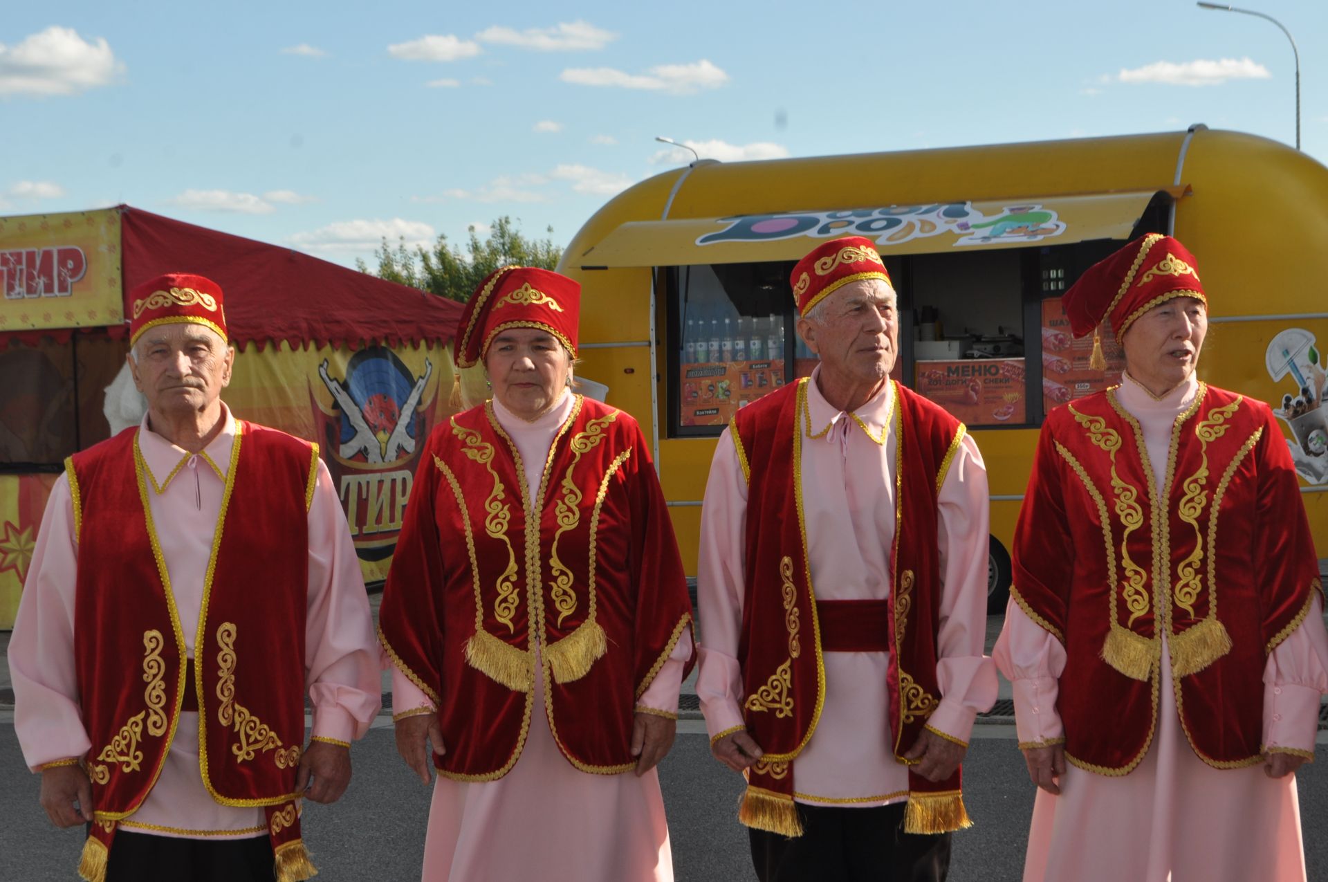 Үзәк мәйданны районыбызның фольклор коллективлары чыгышы бизәде