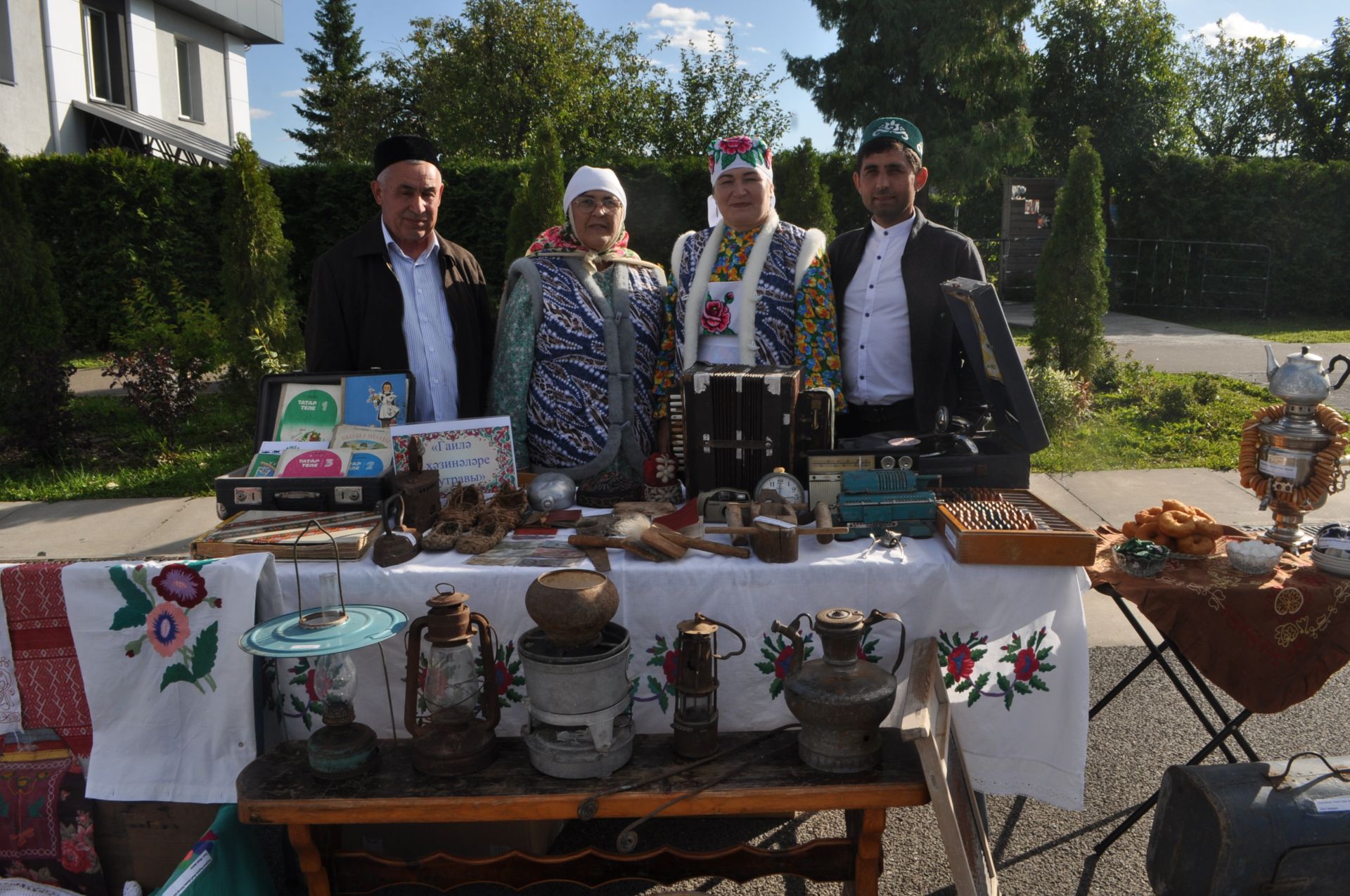 Үзәк мәйданны районыбызның фольклор коллективлары чыгышы бизәде