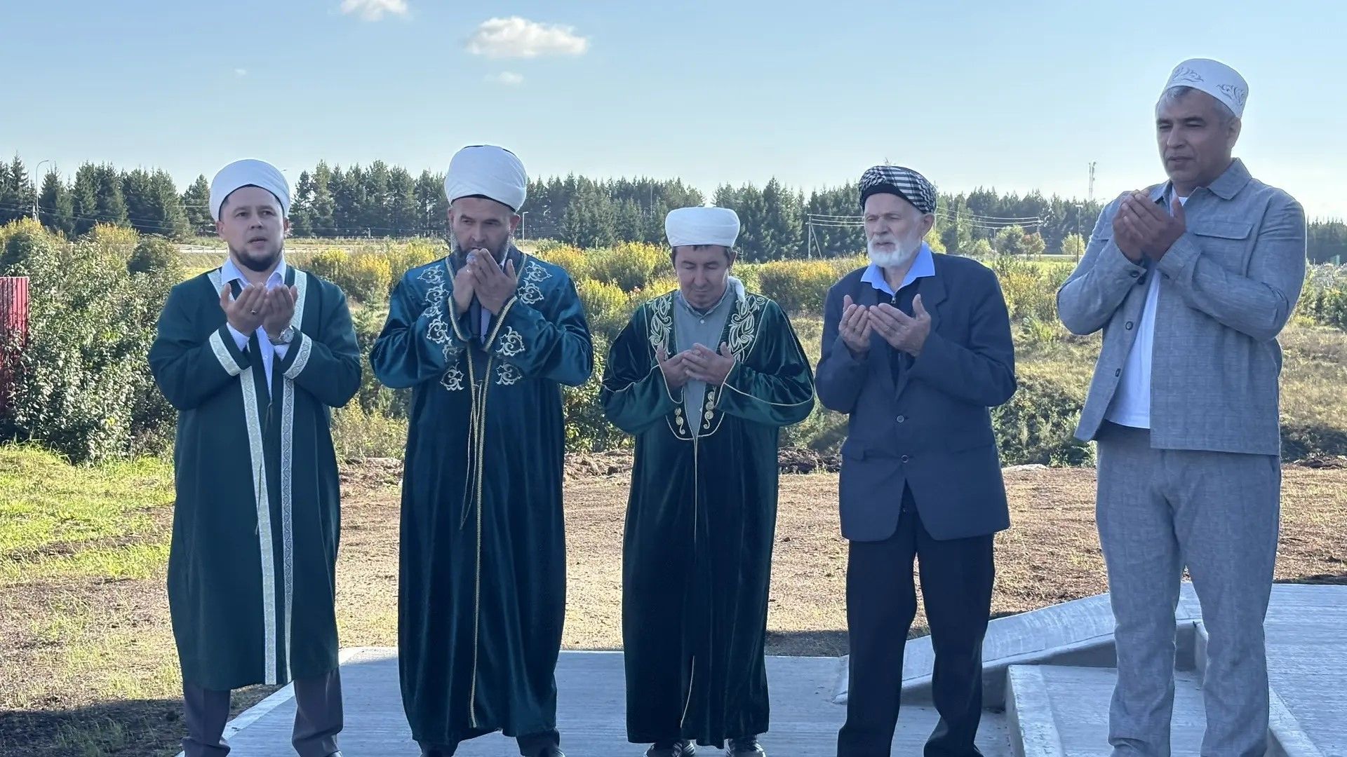 Вакытсыз арабыздан киткән уллары истәлегенә: Сабада „Айнур“ мәчетенең манарасына ай куелды