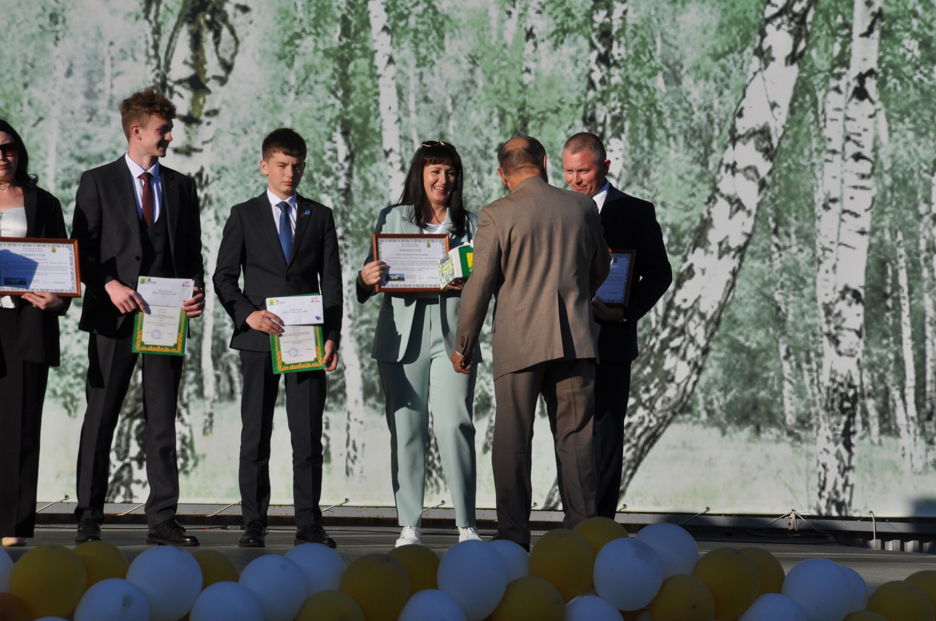 Фән олимпиадаларында җиңү яулаган укучыларны тәбрикләү