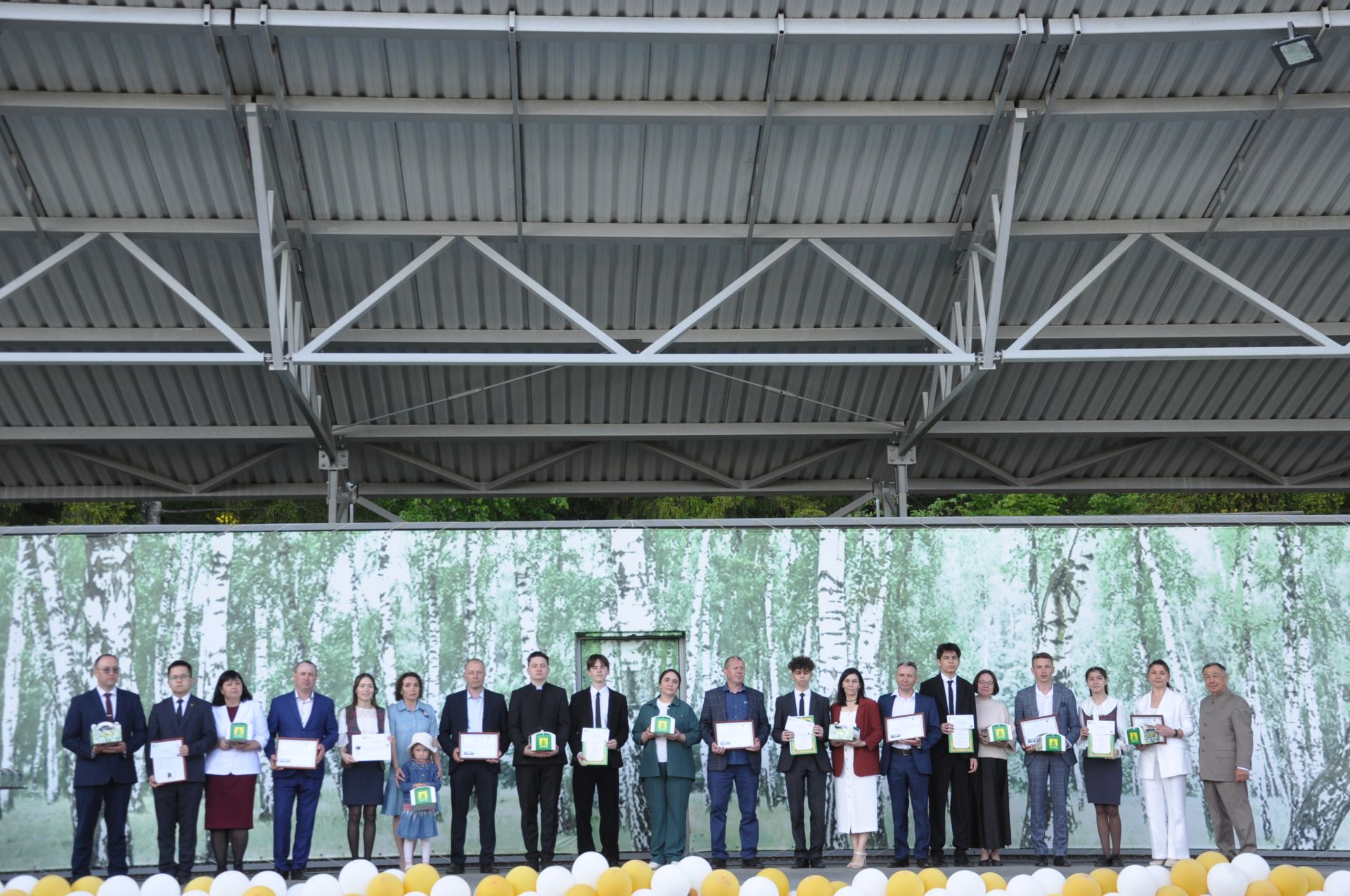 Фән олимпиадаларында җиңү яулаган укучыларны тәбрикләү