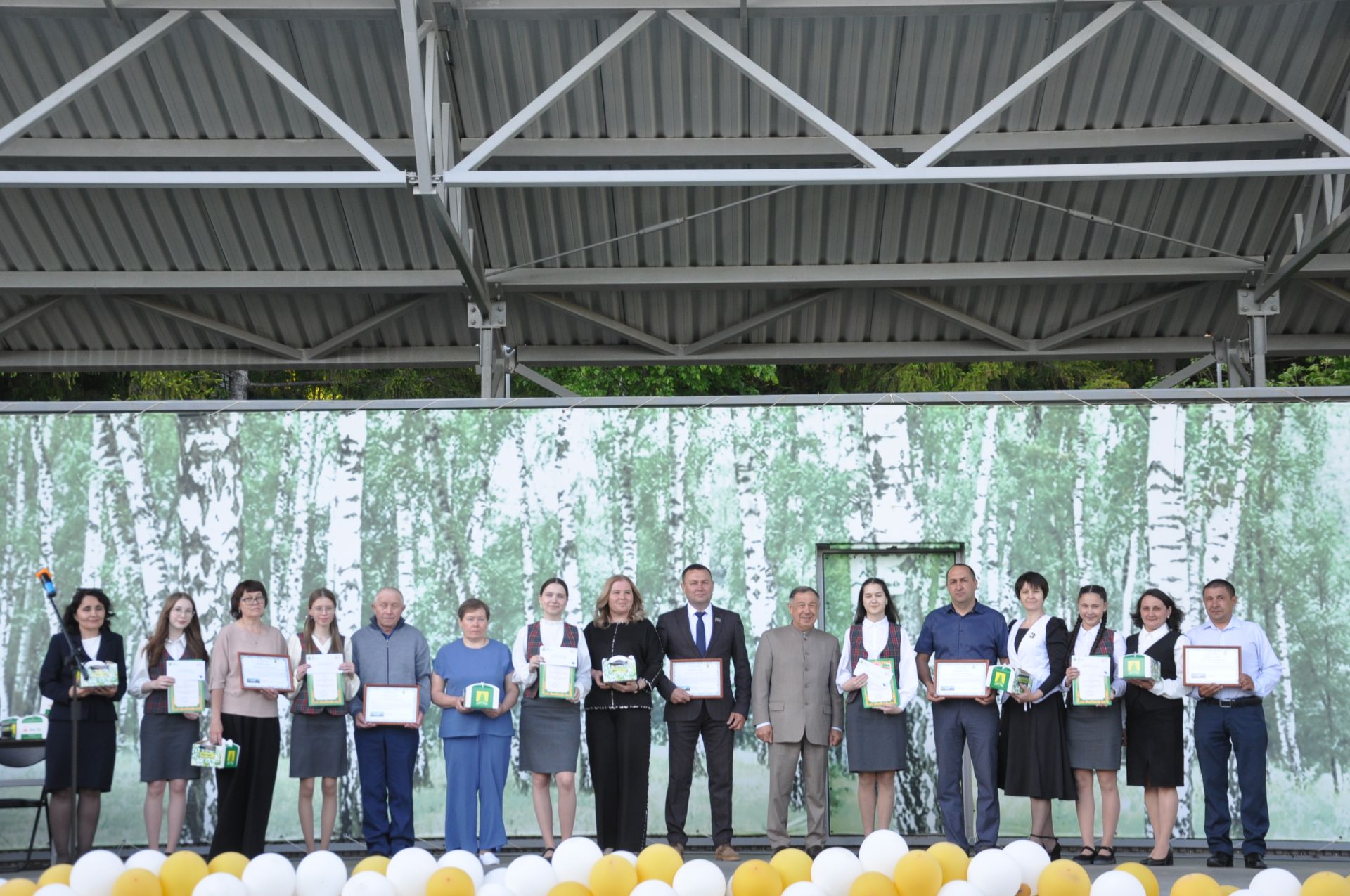Фән олимпиадаларында җиңү яулаган укучыларны тәбрикләү