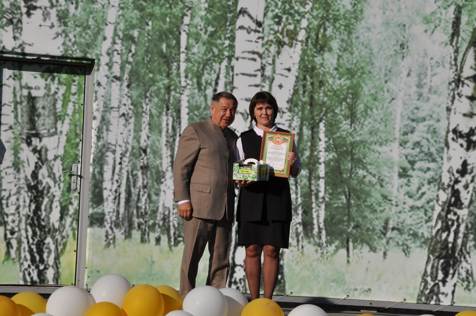 Фән олимпиадаларында җиңү яулаган укучыларны тәбрикләү