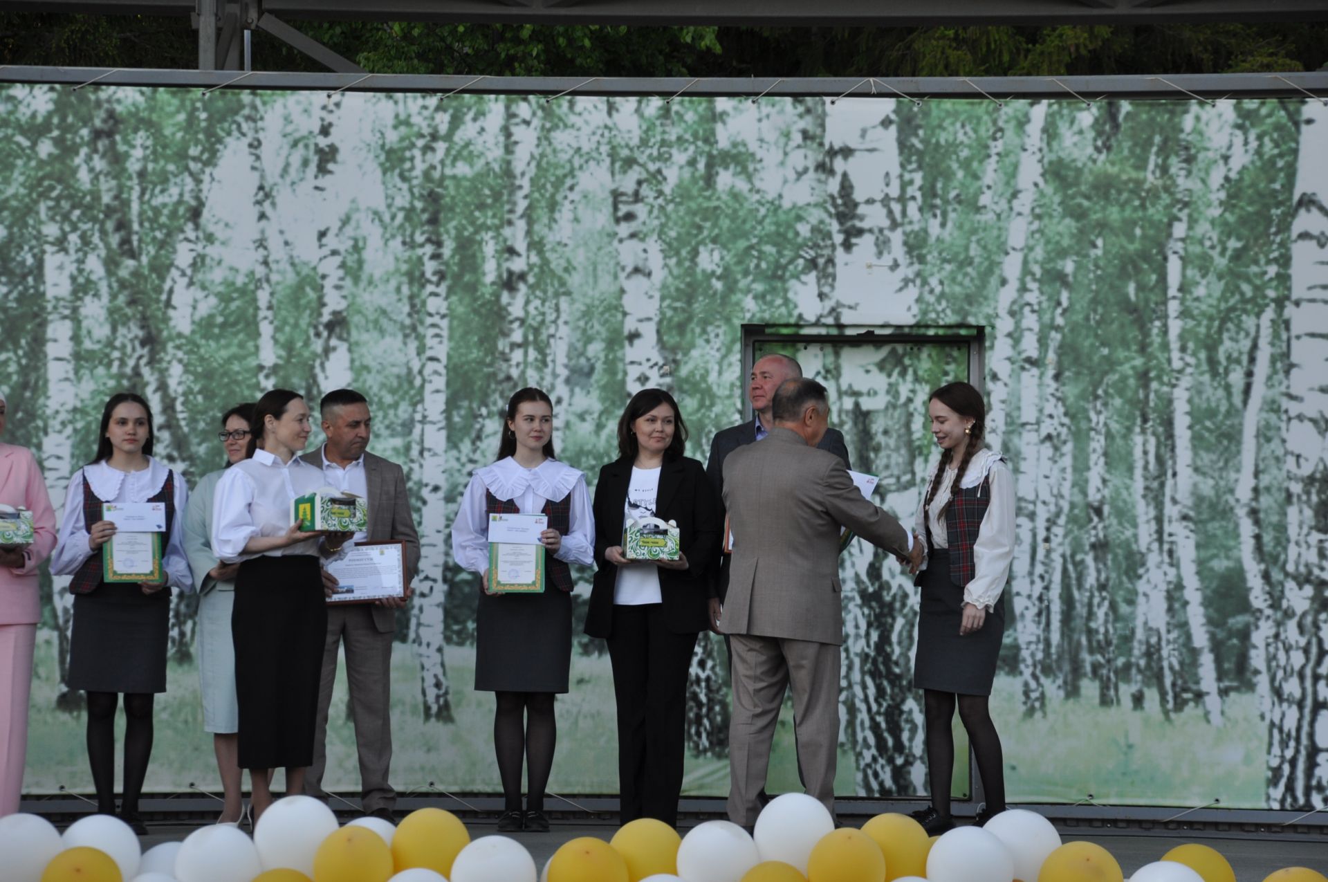 Фән олимпиадаларында җиңү яулаган укучыларны тәбрикләү