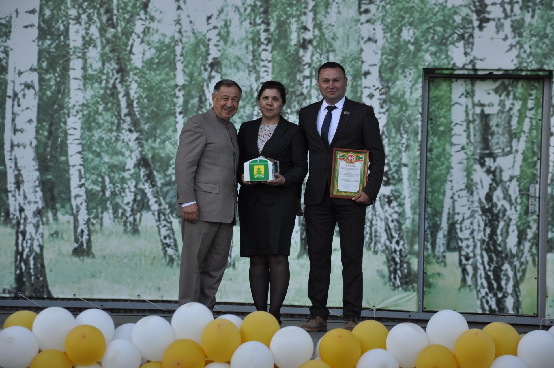 Фән олимпиадаларында җиңү яулаган укучыларны тәбрикләү