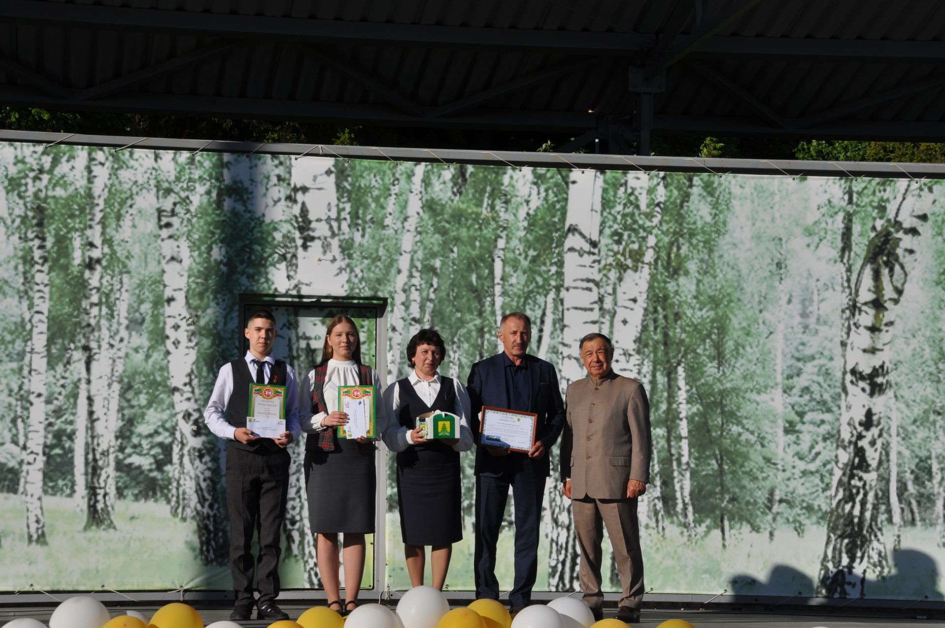 Фән олимпиадаларында җиңү яулаган укучыларны тәбрикләү