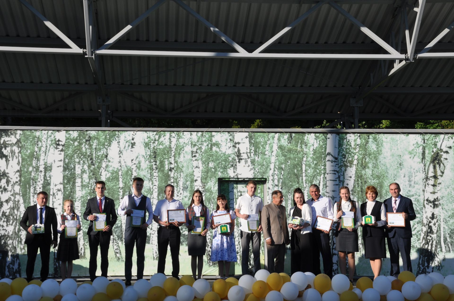 Фән олимпиадаларында җиңү яулаган укучыларны тәбрикләү