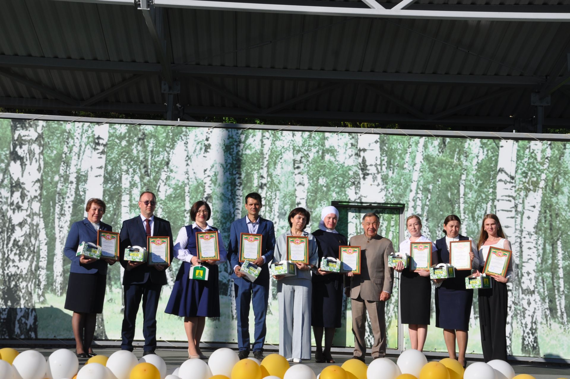 Фән олимпиадаларында җиңү яулаган укучыларны тәбрикләү
