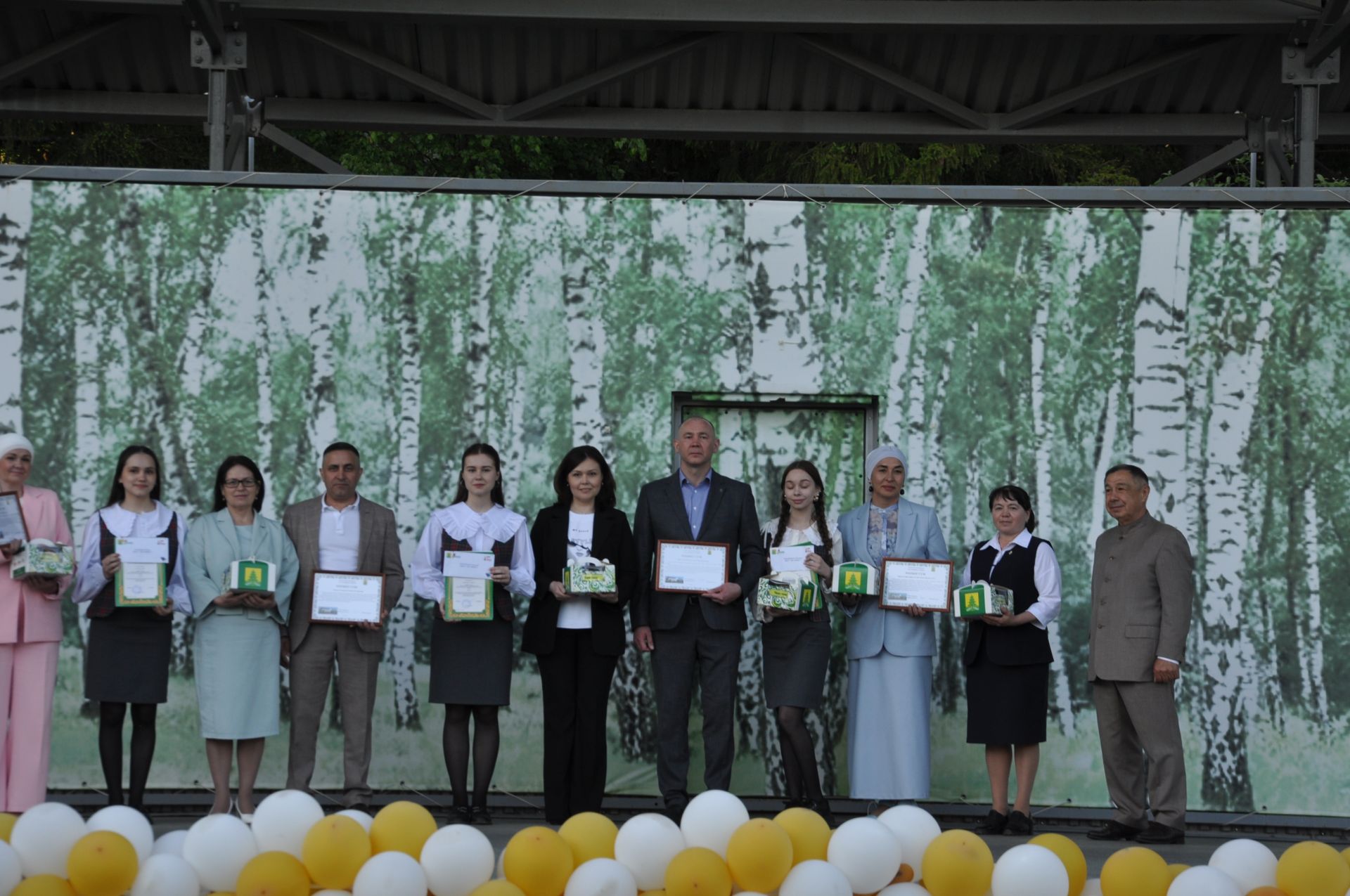 Фән олимпиадаларында җиңү яулаган укучыларны тәбрикләү