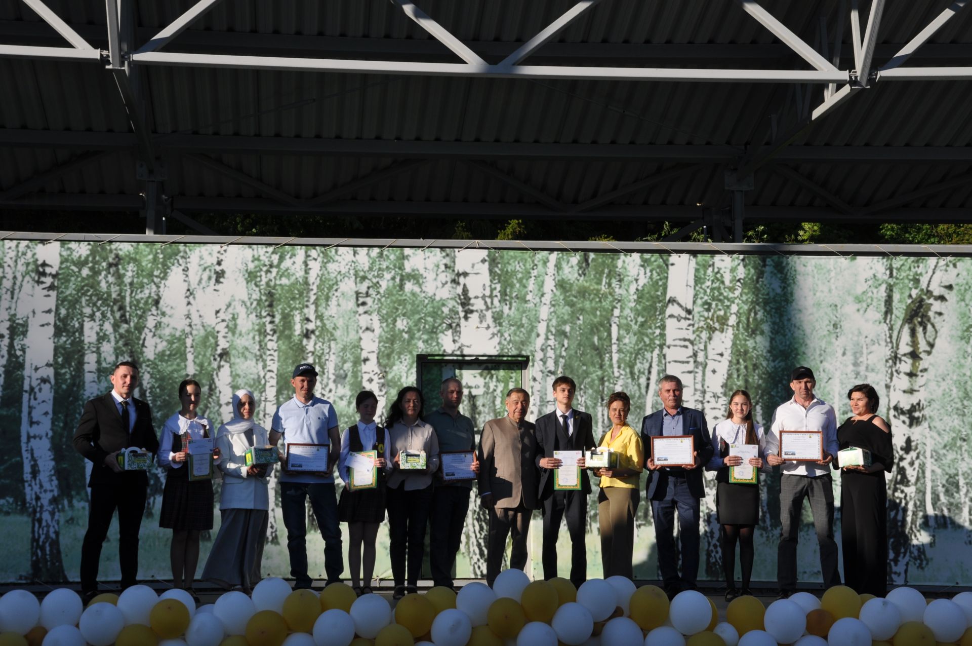 Фән олимпиадаларында җиңү яулаган укучыларны тәбрикләү