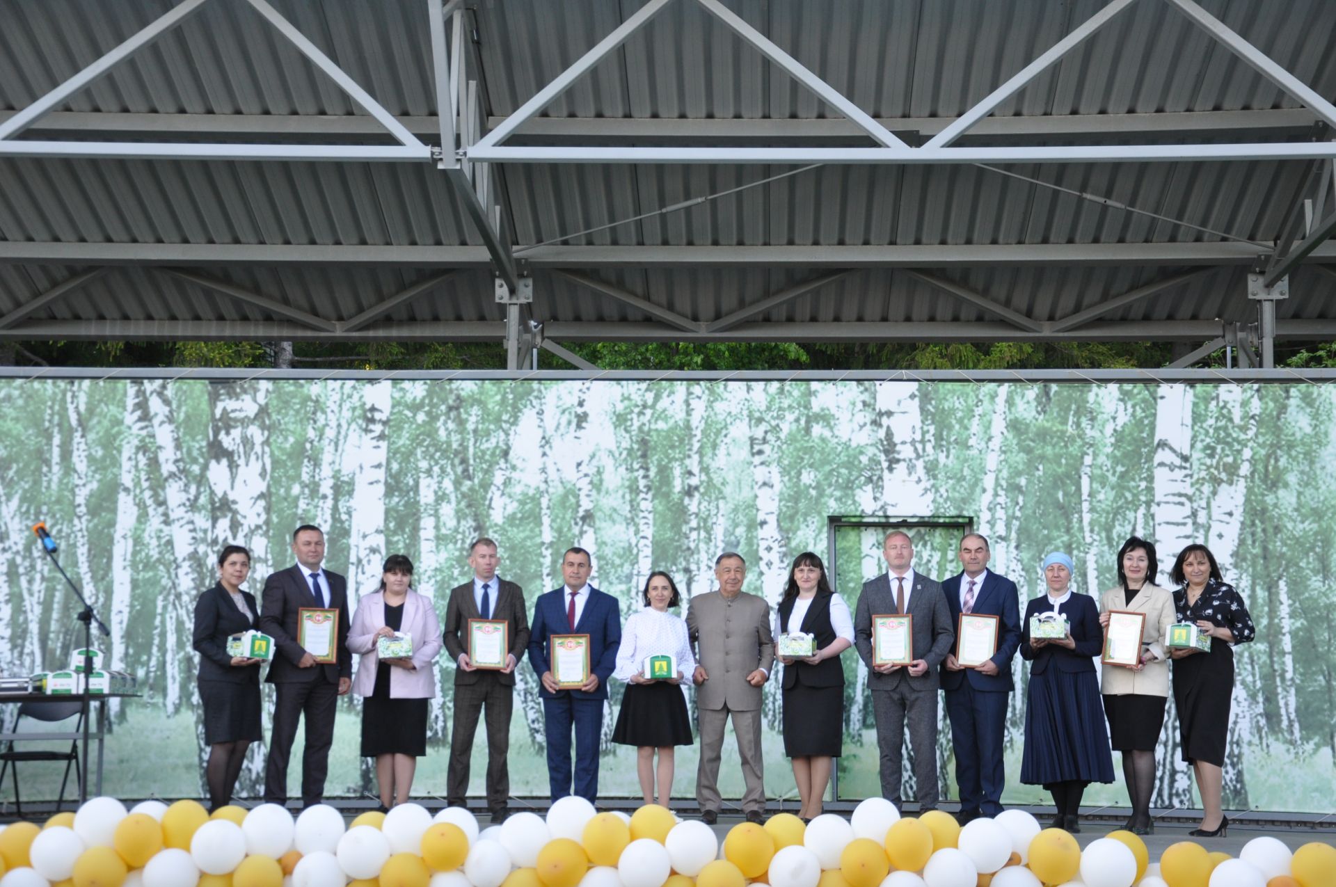 Фән олимпиадаларында җиңү яулаган укучыларны тәбрикләү