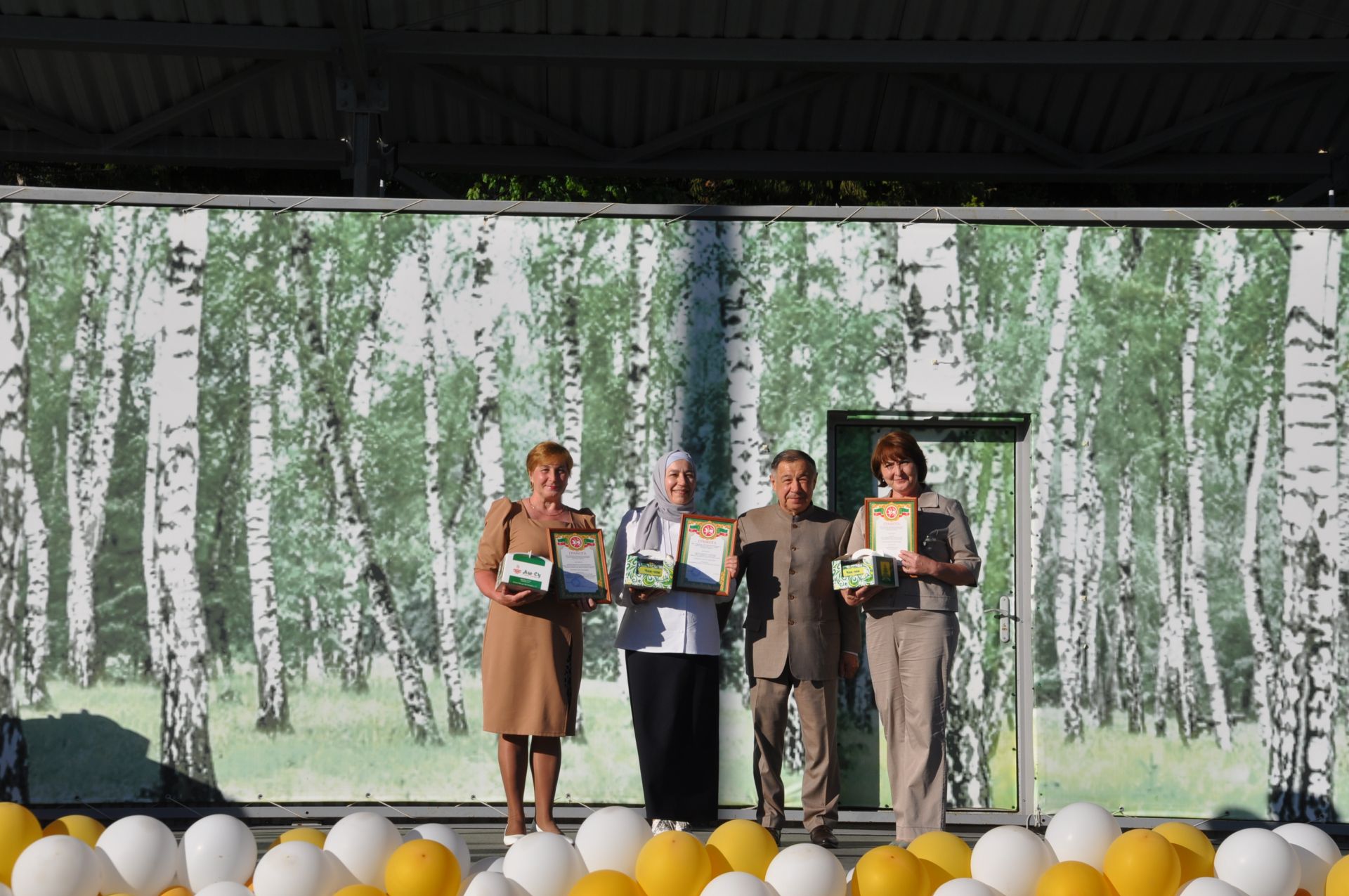 Фән олимпиадаларында җиңү яулаган укучыларны тәбрикләү