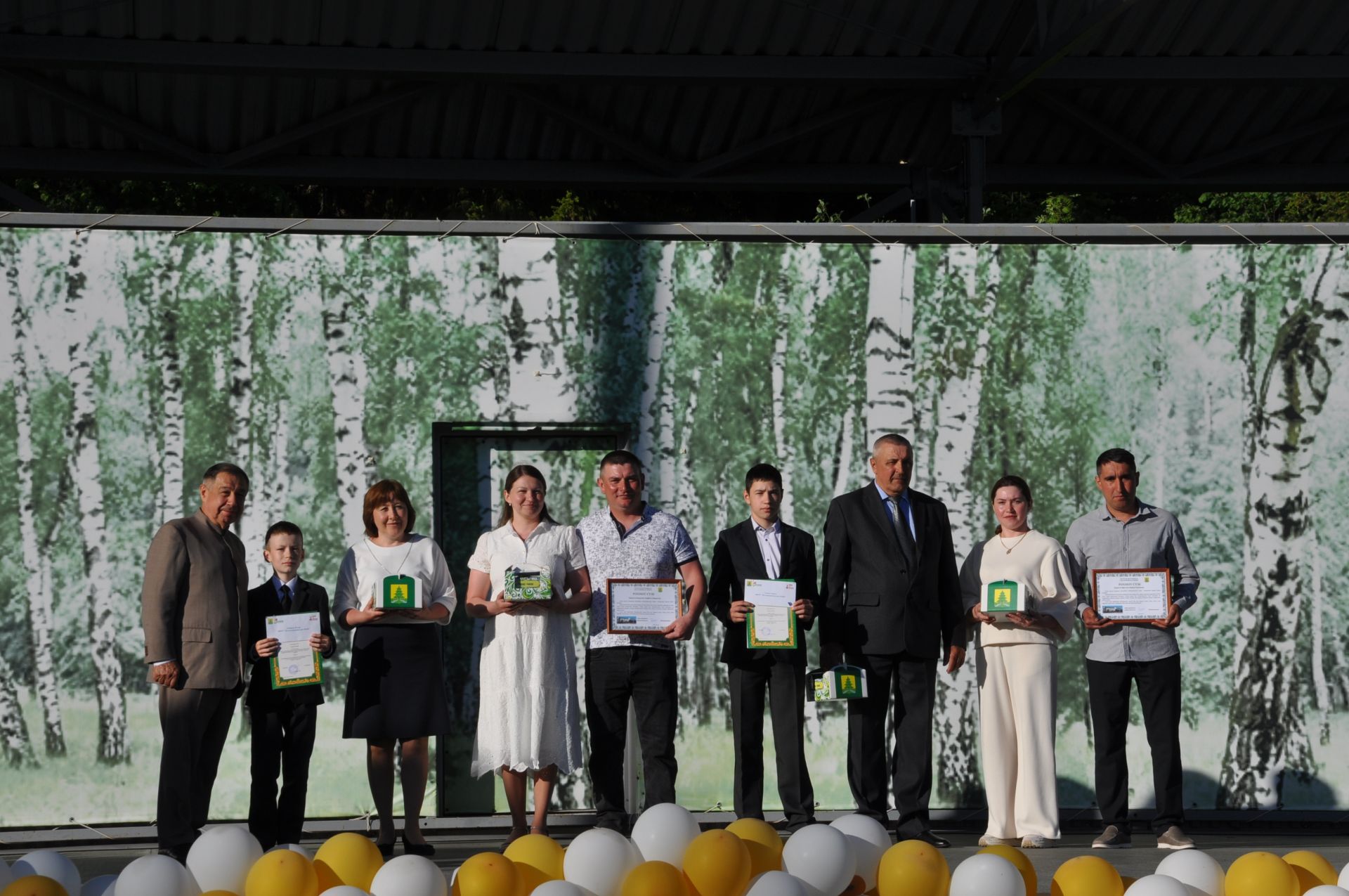 Фән олимпиадаларында җиңү яулаган укучыларны тәбрикләү