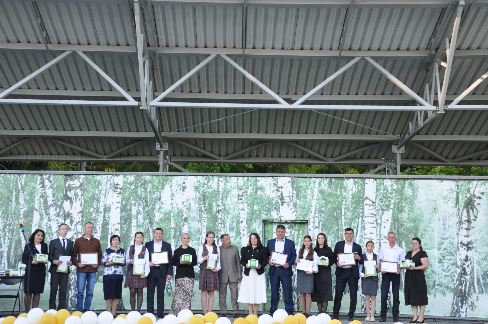 Фән олимпиадаларында җиңү яулаган укучыларны тәбрикләү